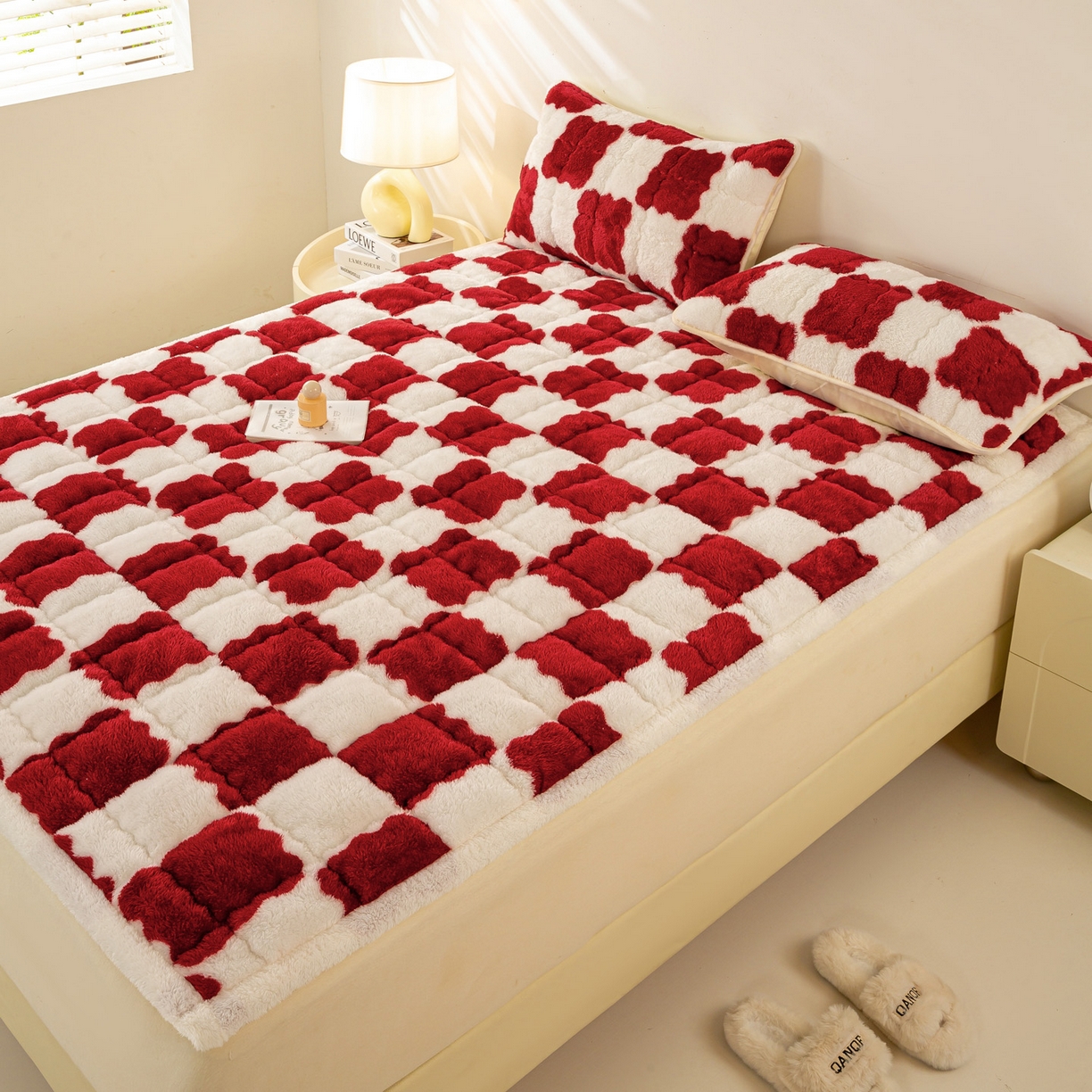 91家纺网 家纺一手货源 找家纺 眠势力 2025新款北极绒床垫加绒牛奶绒床褥子秋冬保暖珊瑚绒夹棉床护垫 棋盘格-海棠红