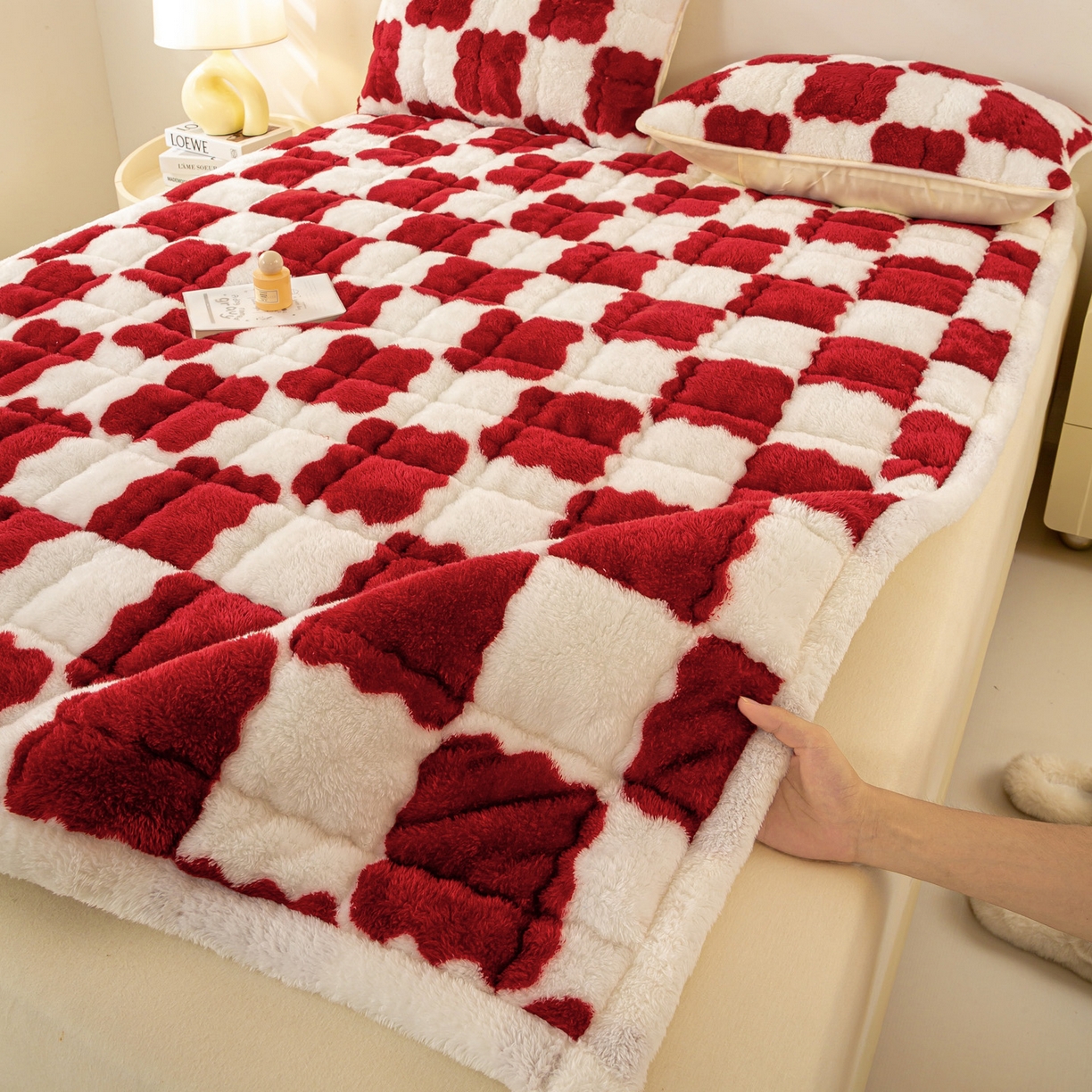 91家纺网 家纺一手货源 找家纺 眠势力 2025新款北极绒床垫加绒牛奶绒床褥子秋冬保暖珊瑚绒夹棉床护垫 棋盘格-海棠红