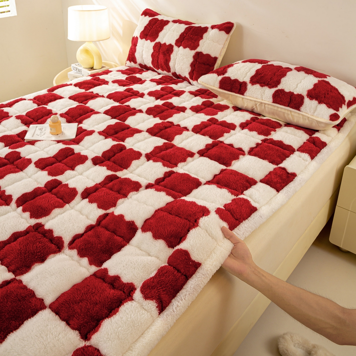 91家纺网 家纺一手货源 找家纺 眠势力 2025新款北极绒床垫加绒牛奶绒床褥子秋冬保暖珊瑚绒夹棉床护垫 棋盘格-海棠红