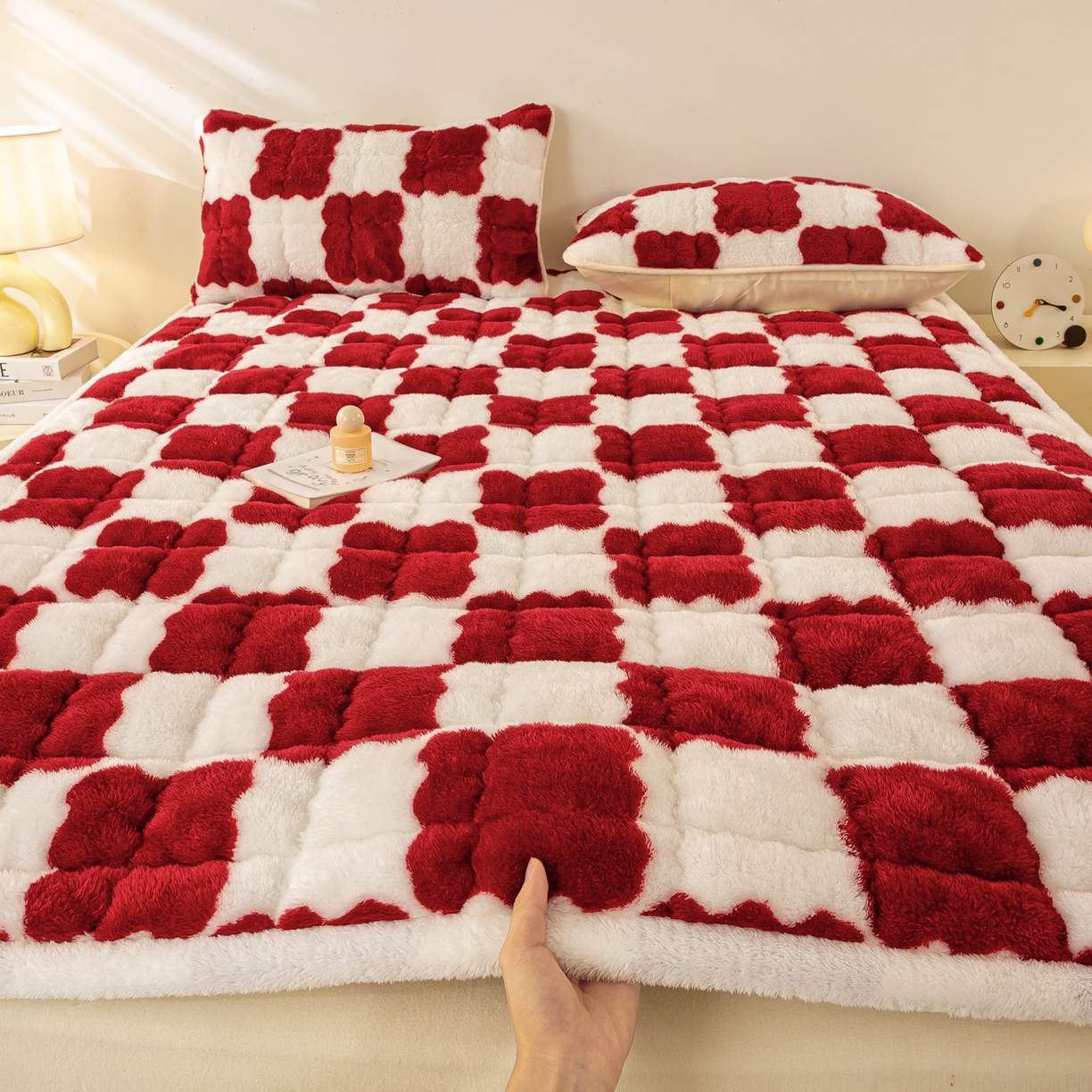 91家纺网 家纺一手货源 找家纺 眠势力 2025新款北极绒床垫加绒牛奶绒床褥子秋冬保暖珊瑚绒夹棉床护垫 棋盘格-海棠红