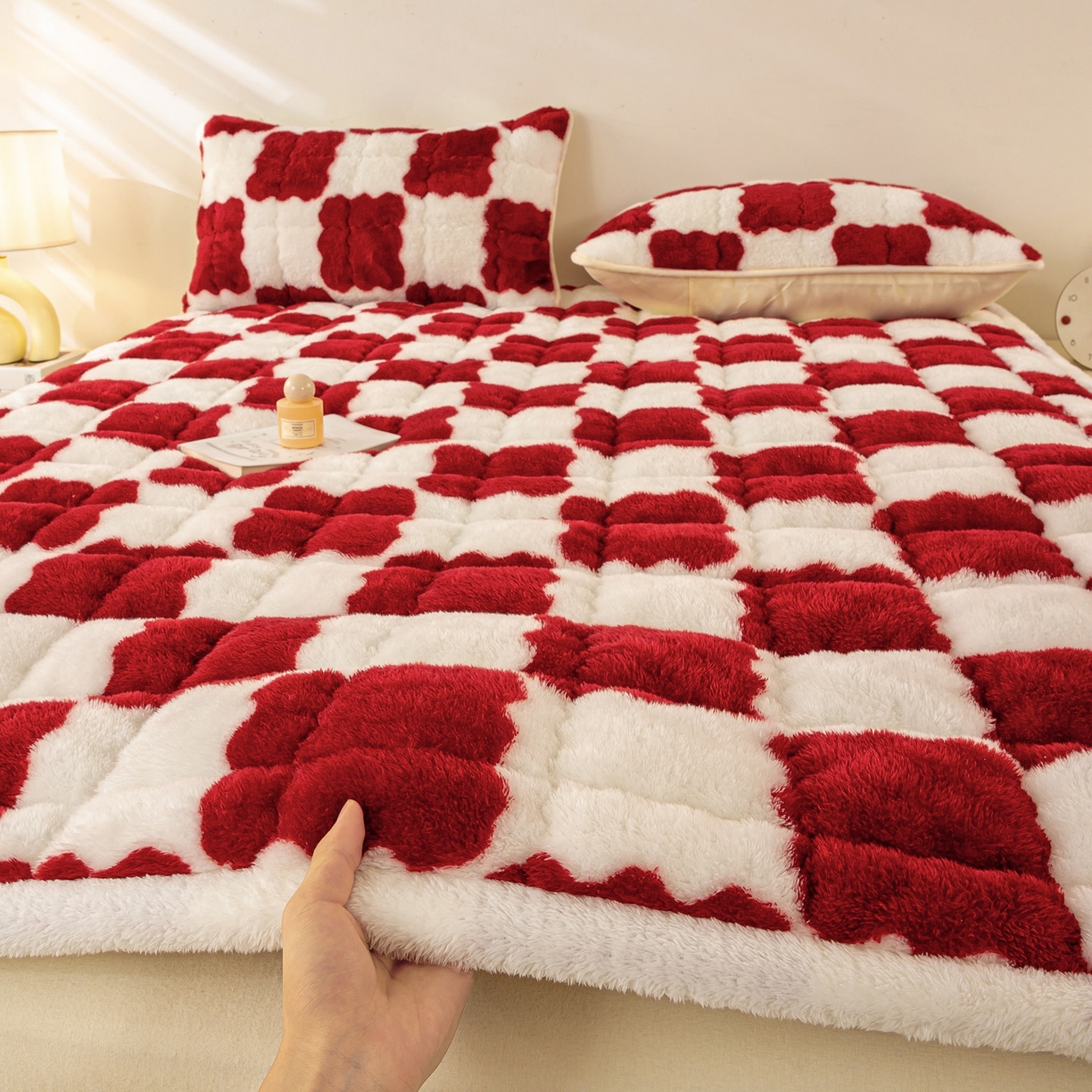 91家纺网 家纺一手货源 找家纺 眠势力 2025新款北极绒床垫加绒牛奶绒床褥子秋冬保暖珊瑚绒夹棉床护垫 棋盘格-海棠红