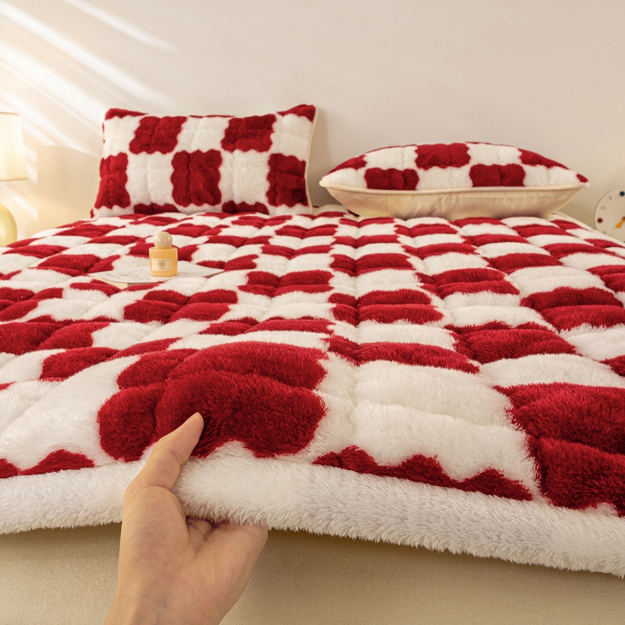 91家纺网 家纺一手货源 找家纺 眠势力 2025新款北极绒床垫加绒牛奶绒床褥子秋冬保暖珊瑚绒夹棉床护垫 棋盘格-海棠红