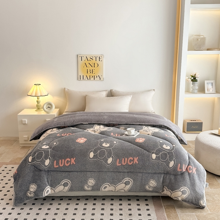 91家纺网 家纺一手货源 找家纺 畅销被业2025新款加厚保暖雪花绒冬被春秋被被子被芯（跨境）幸福小熊