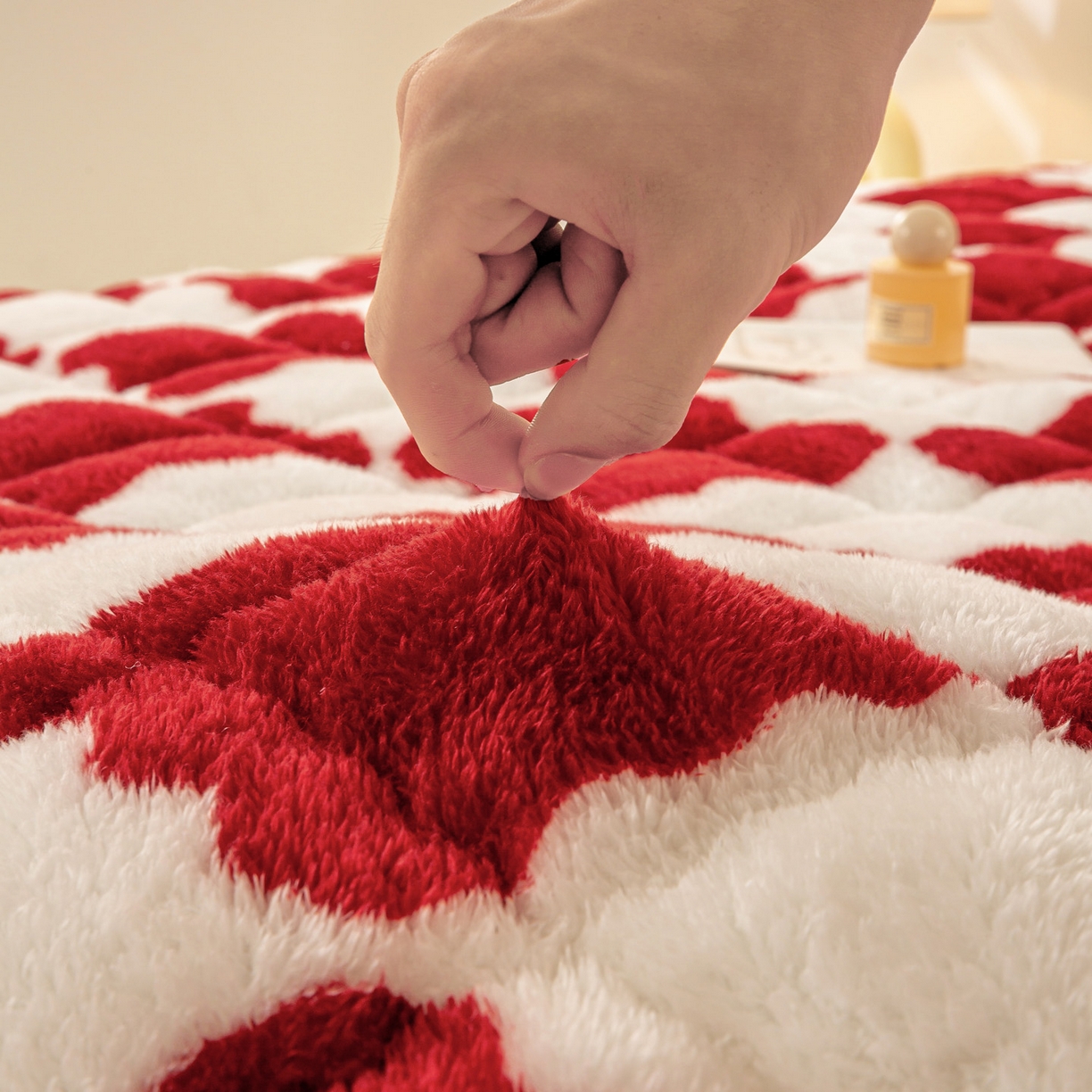 91家纺网 家纺一手货源 找家纺 眠势力 2025新款北极绒床垫加绒牛奶绒床褥子秋冬保暖珊瑚绒夹棉床护垫 棋盘格-海棠红