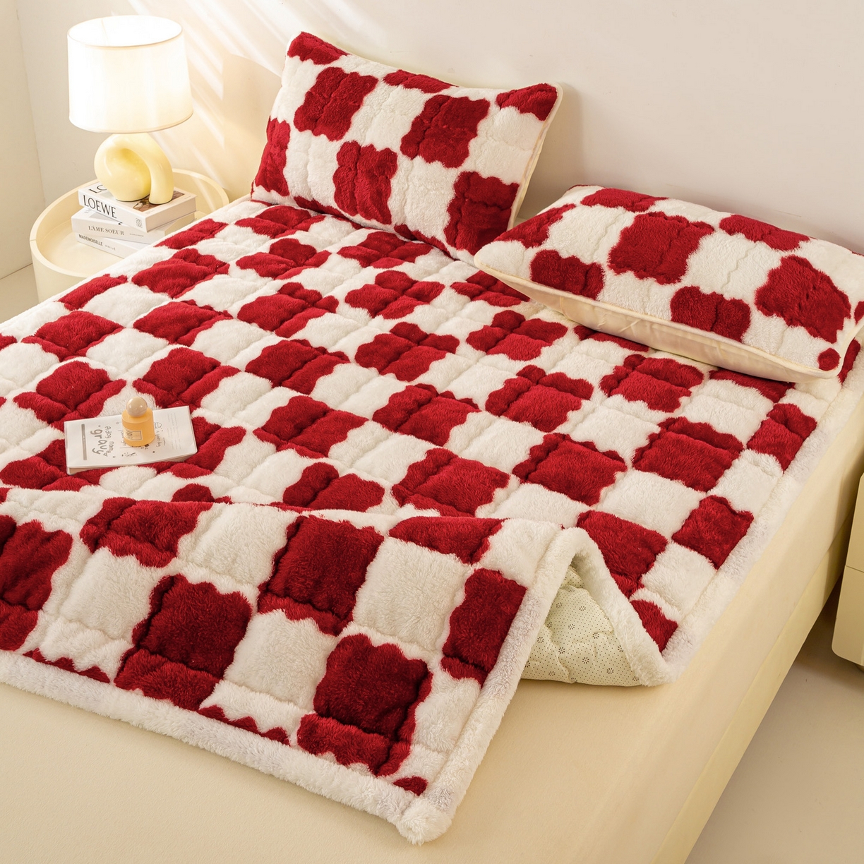 91家纺网 家纺一手货源 找家纺 眠势力 2025新款北极绒床垫加绒牛奶绒床褥子秋冬保暖珊瑚绒夹棉床护垫 棋盘格-海棠红