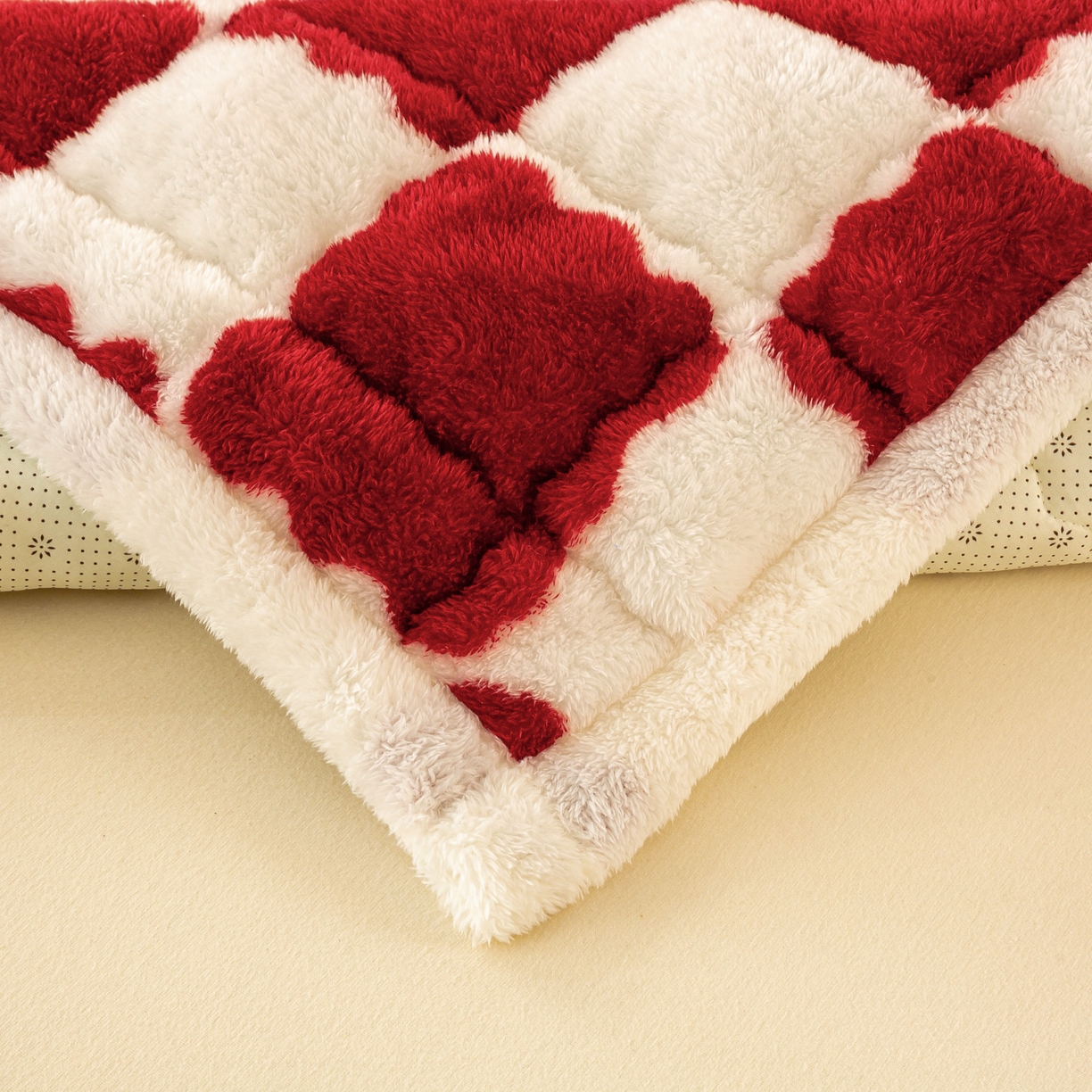 91家纺网 家纺一手货源 找家纺 眠势力 2025新款北极绒床垫加绒牛奶绒床褥子秋冬保暖珊瑚绒夹棉床护垫 棋盘格-海棠红