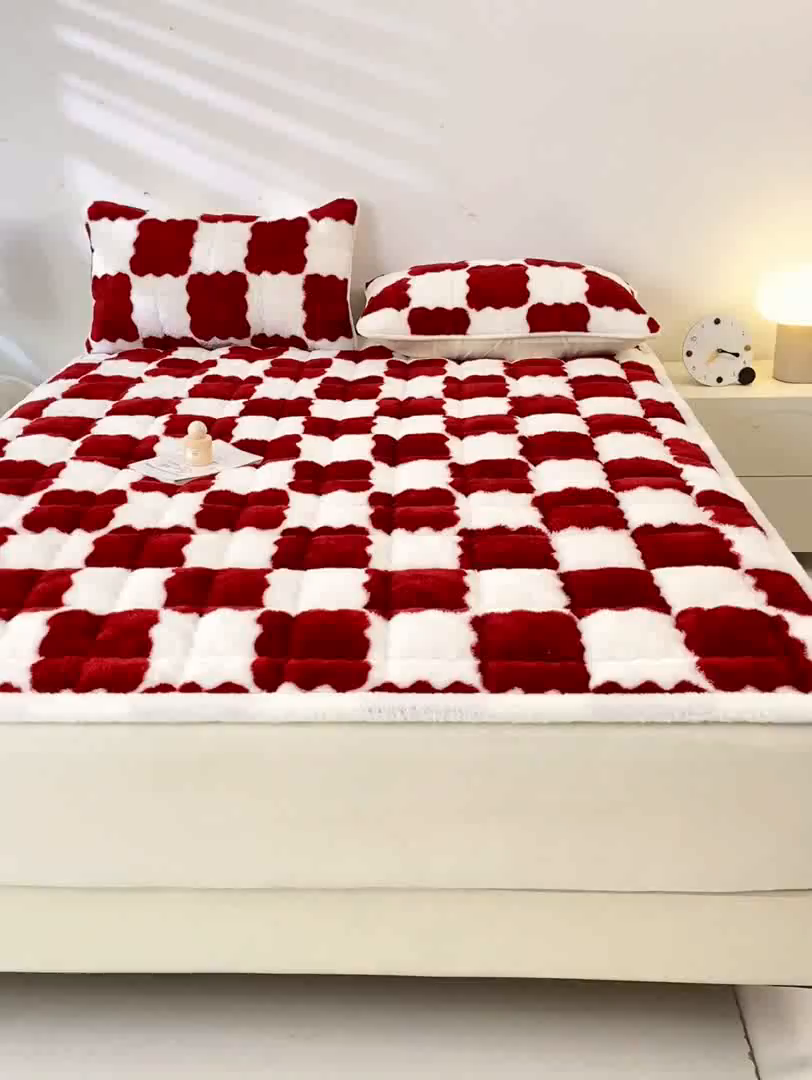 91家纺网 家纺一手货源 找家纺 眠势力 2025新款北极绒床垫加绒牛奶绒床褥子秋冬保暖珊瑚绒夹棉床护垫 棋盘格-海棠红