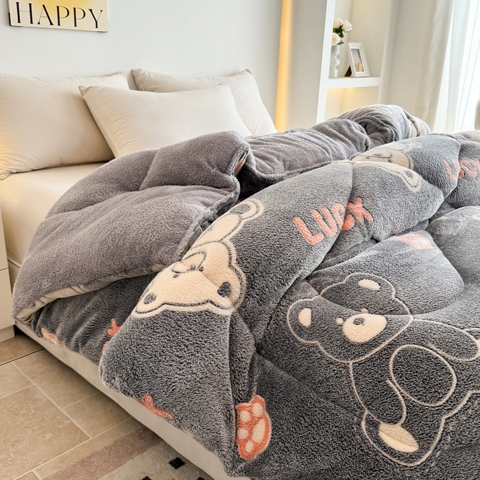 91家纺网 家纺一手货源 找家纺 畅销被业2025新款加厚保暖雪花绒冬被春秋被被子被芯（跨境）幸福小熊