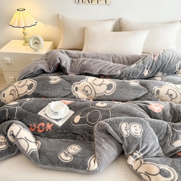 91家纺网 家纺一手货源 找家纺 畅销被业2025新款加厚保暖雪花绒冬被春秋被被子被芯（跨境）幸福小熊