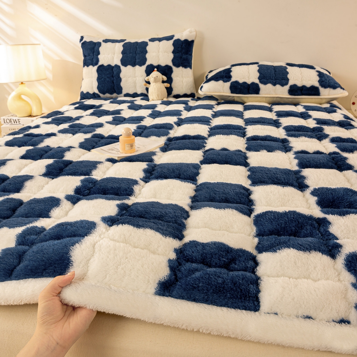 91家纺网 家纺一手货源 找家纺 眠势力 2025新款北极绒床垫加绒牛奶绒床褥子秋冬保暖珊瑚绒夹棉床护垫 棋盘格-海幽蓝