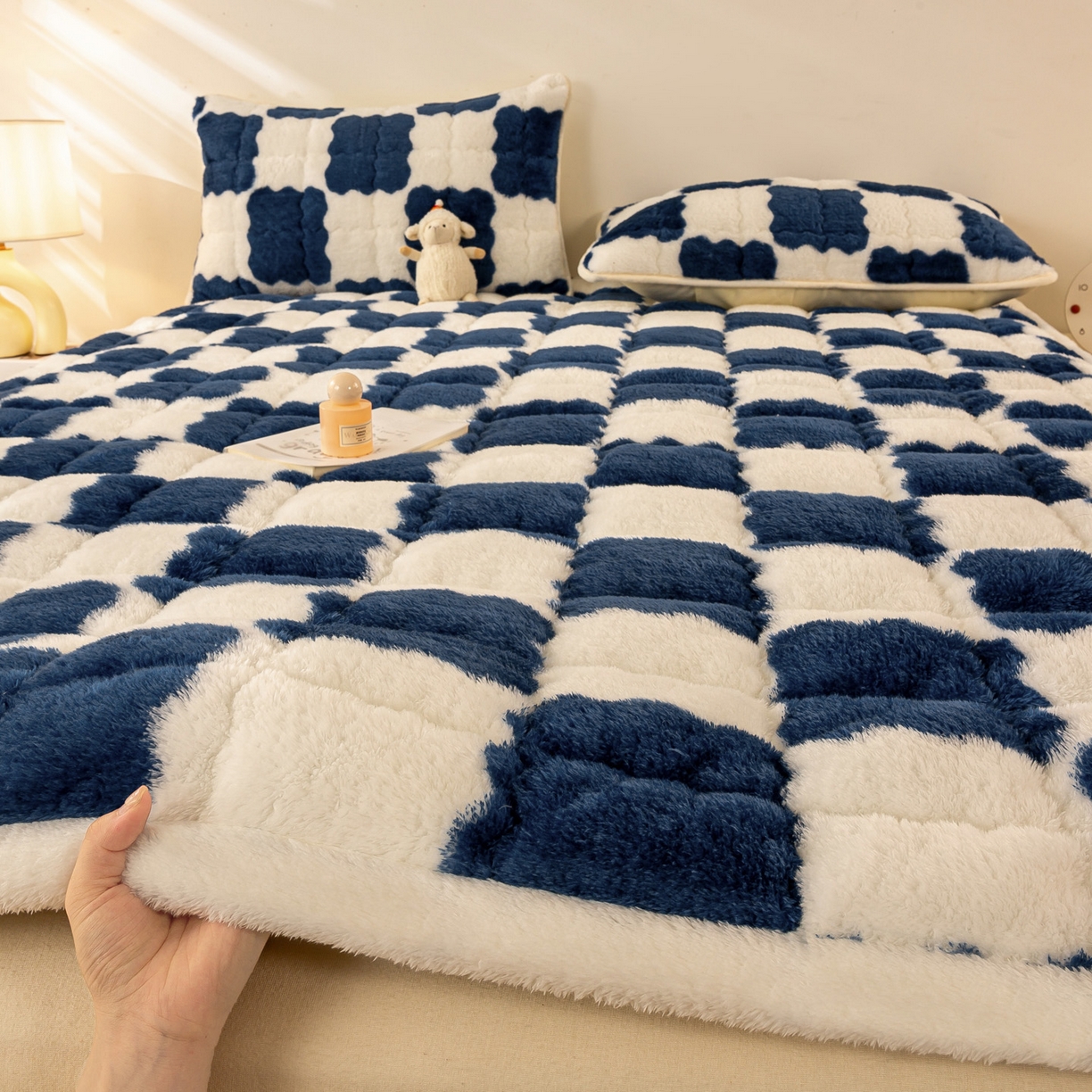 91家纺网 家纺一手货源 找家纺 眠势力 2025新款北极绒床垫加绒牛奶绒床褥子秋冬保暖珊瑚绒夹棉床护垫 棋盘格-海幽蓝