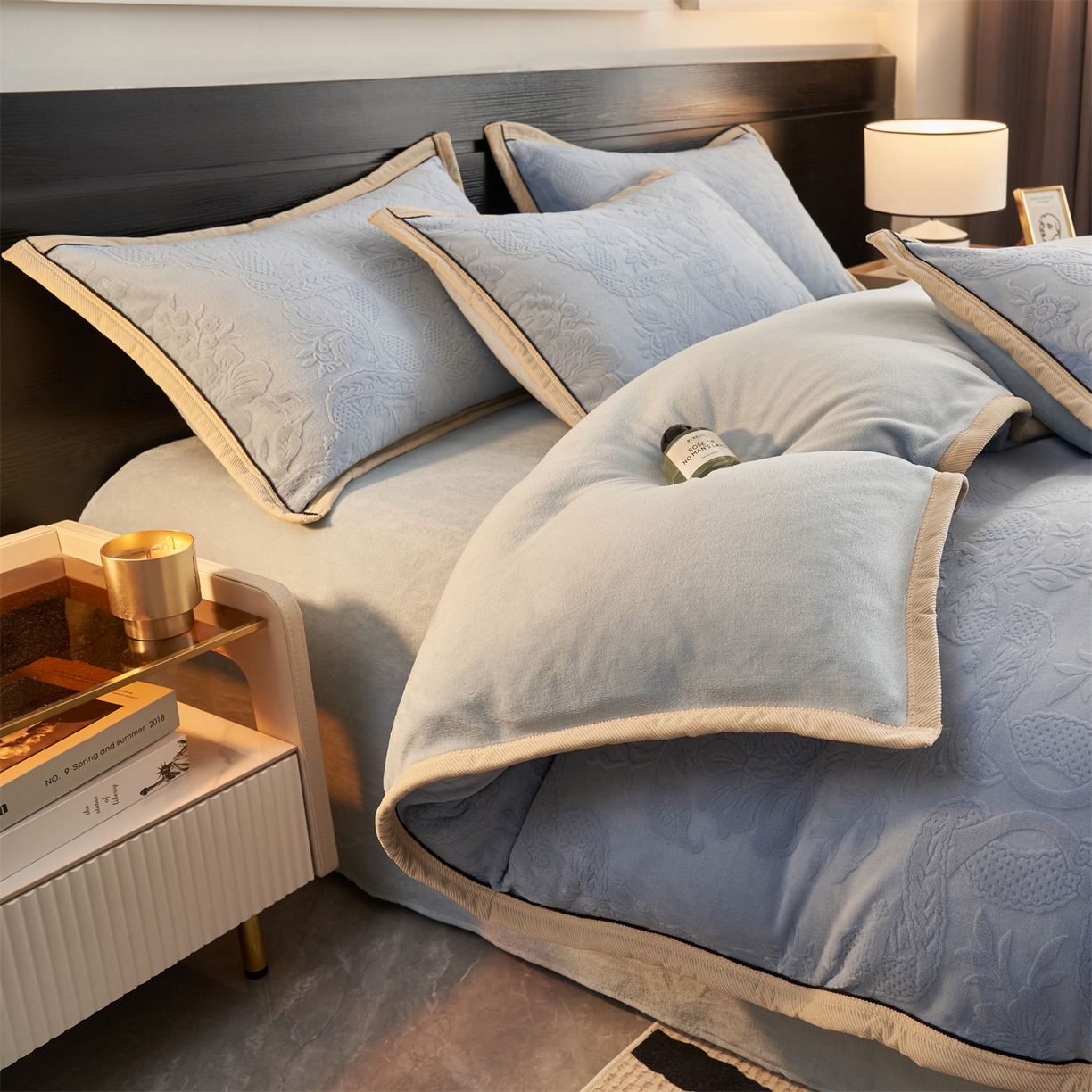 91家纺网 家纺一手货源 找家纺 恒爱家纺 2025新款牛奶绒纯色烂花四件套 雾绕山岚-天蓝