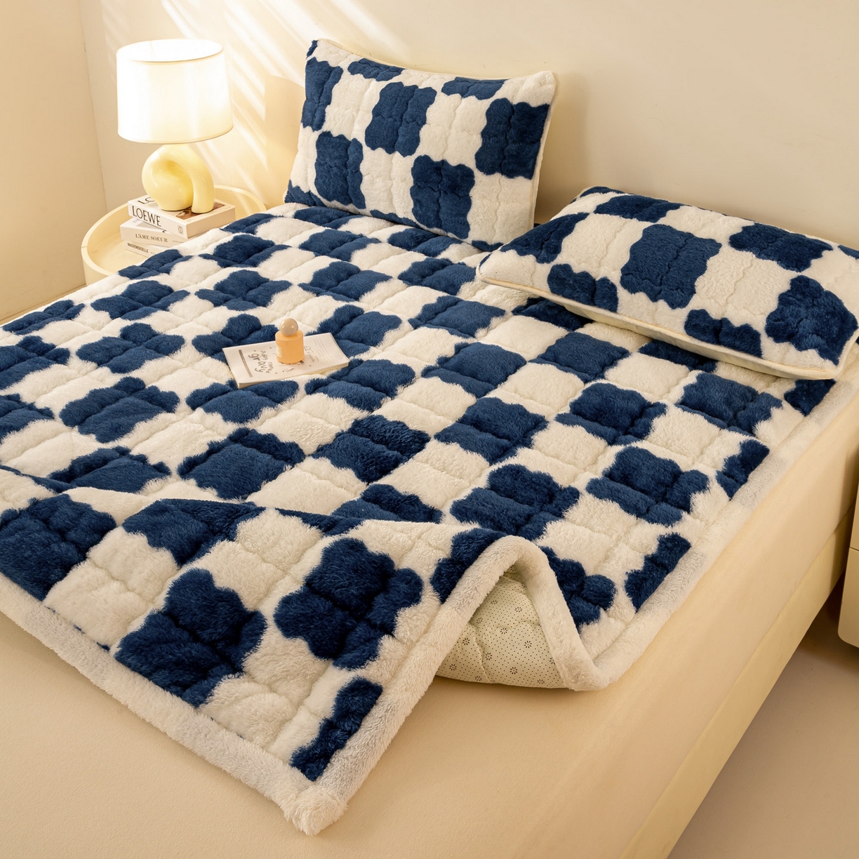 91家纺网 家纺一手货源 找家纺 眠势力 2025新款北极绒床垫加绒牛奶绒床褥子秋冬保暖珊瑚绒夹棉床护垫 棋盘格-海幽蓝