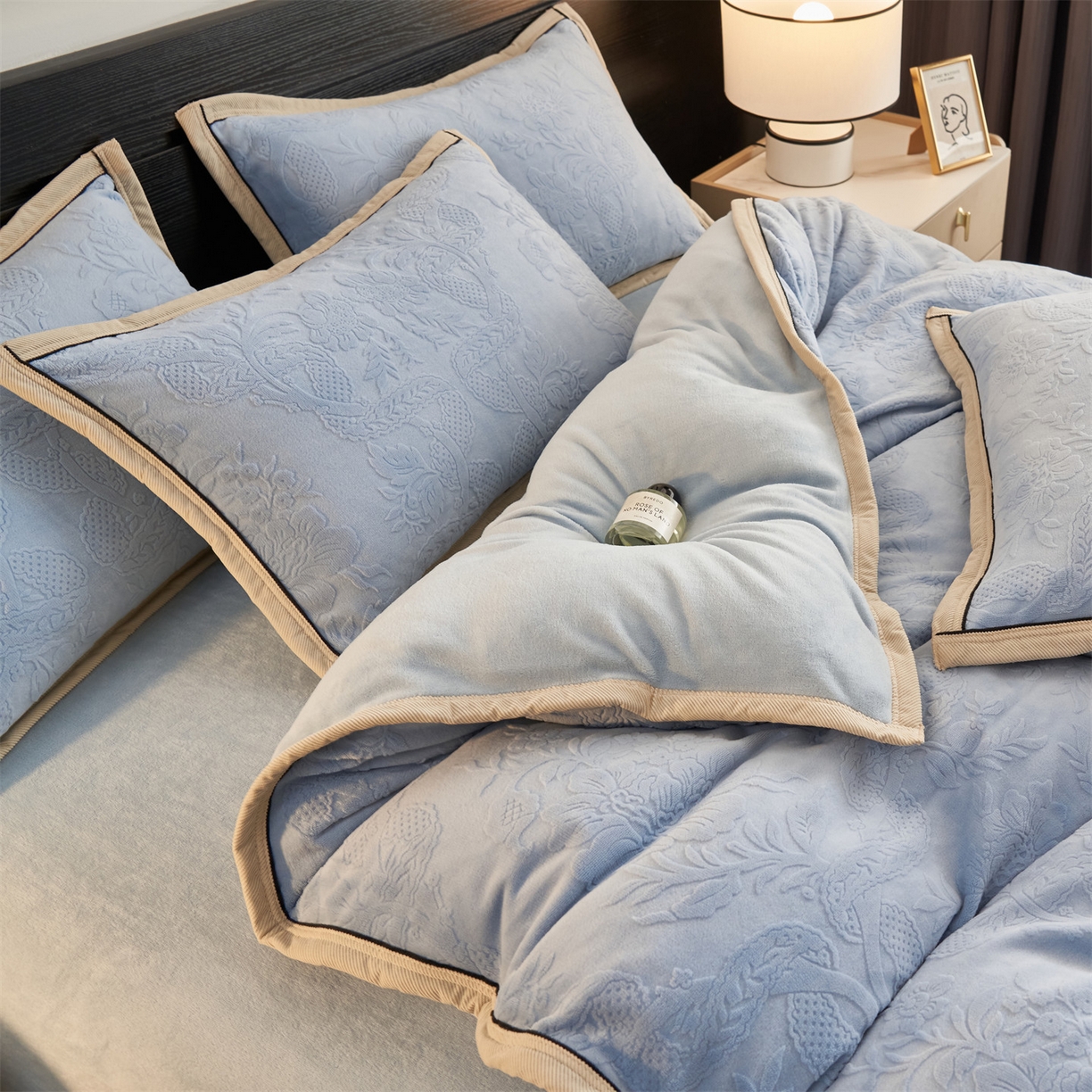 91家纺网 家纺一手货源 找家纺 恒爱家纺 2025新款牛奶绒纯色烂花四件套 雾绕山岚-天蓝