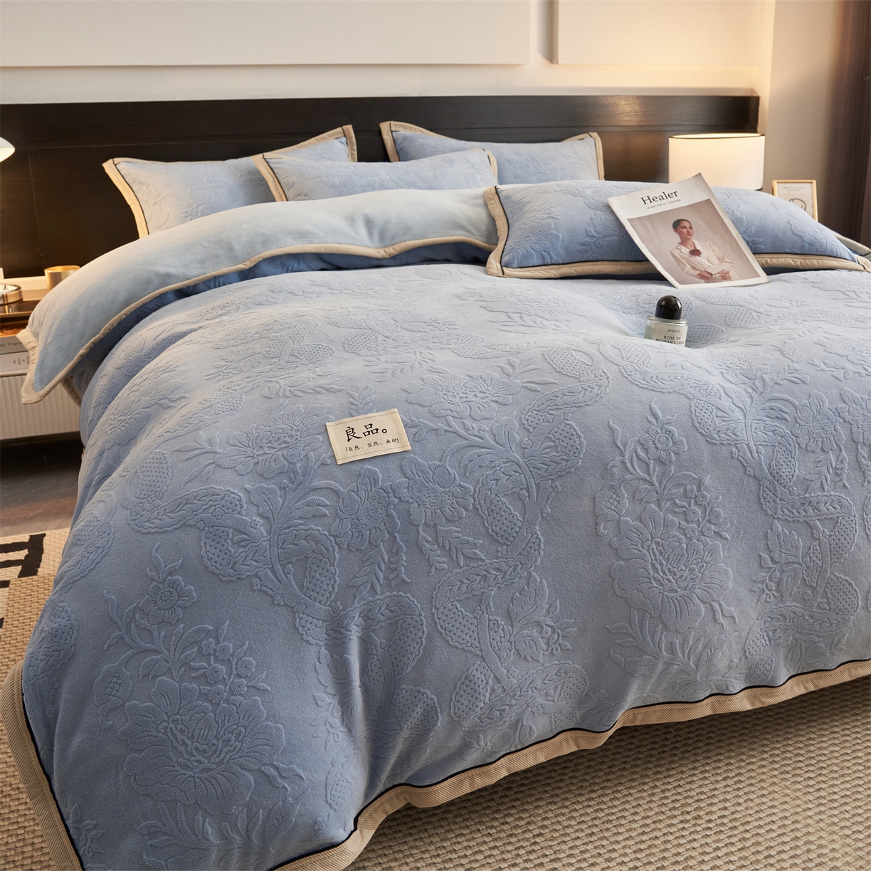 91家纺网 家纺一手货源 找家纺 恒爱家纺 2025新款牛奶绒纯色烂花四件套 雾绕山岚-天蓝
