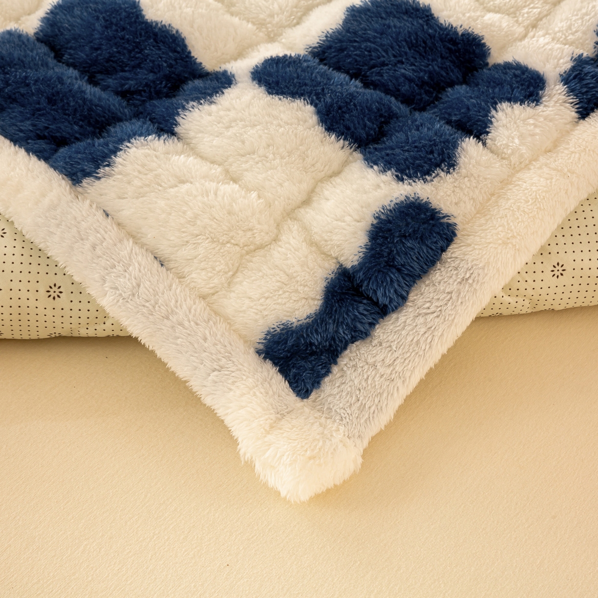 91家纺网 家纺一手货源 找家纺 眠势力 2025新款北极绒床垫加绒牛奶绒床褥子秋冬保暖珊瑚绒夹棉床护垫 棋盘格-海幽蓝