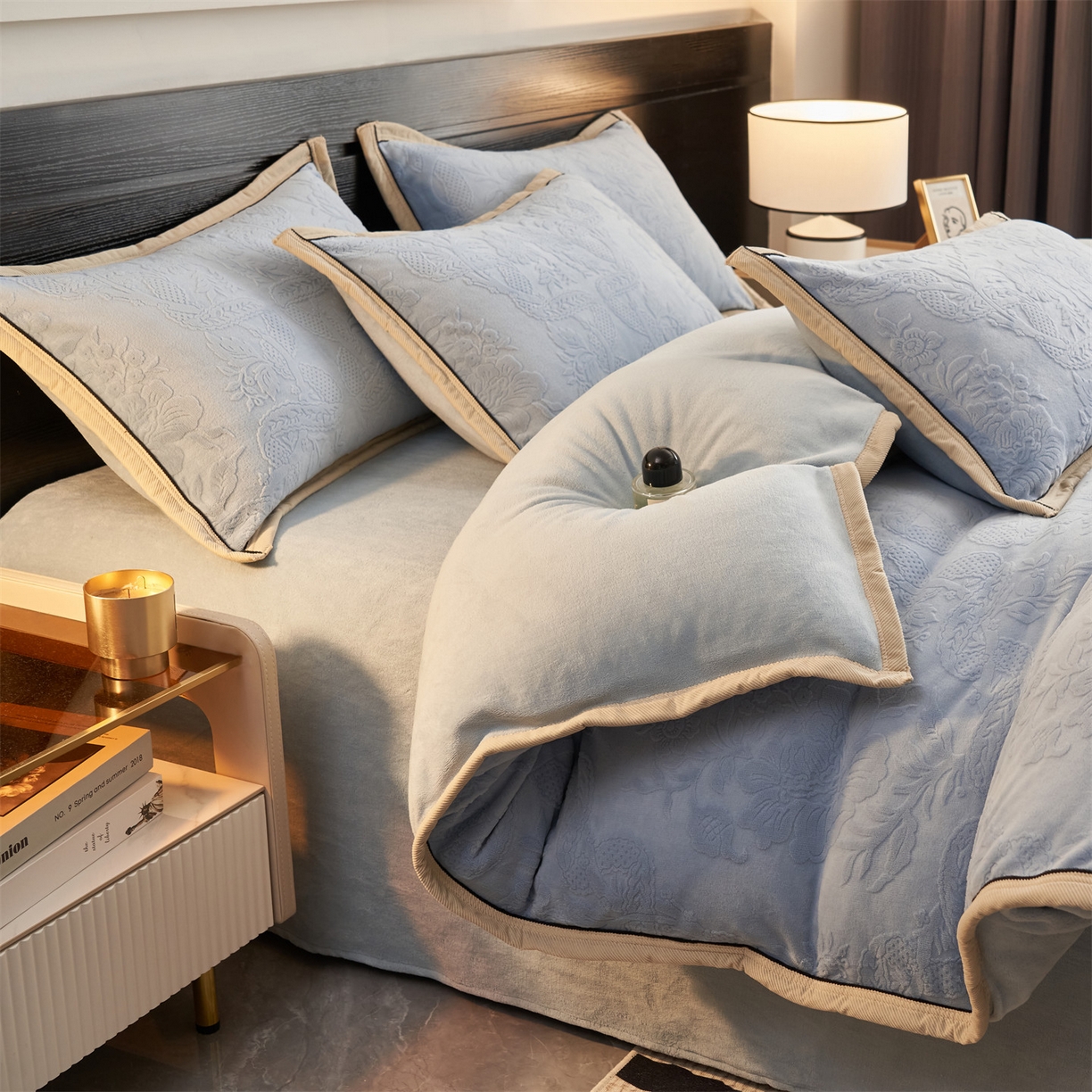 91家纺网 家纺一手货源 找家纺 恒爱家纺 2025新款牛奶绒纯色烂花四件套 雾绕山岚-天蓝