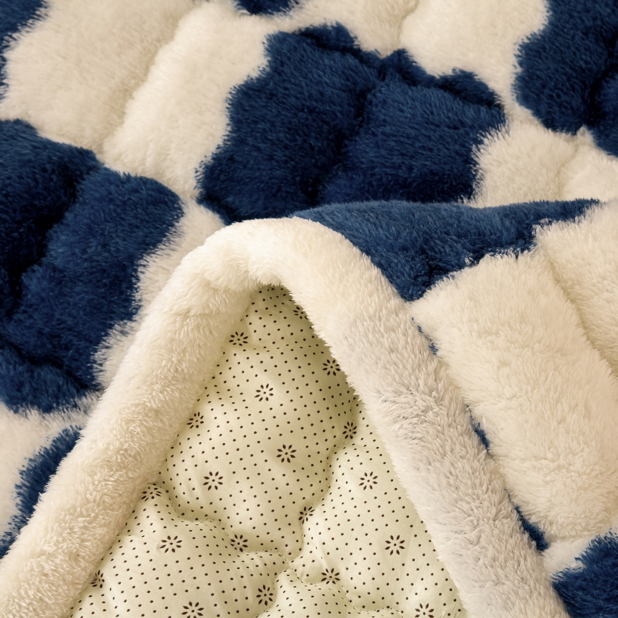 91家纺网 家纺一手货源 找家纺 眠势力 2025新款北极绒床垫加绒牛奶绒床褥子秋冬保暖珊瑚绒夹棉床护垫 棋盘格-海幽蓝