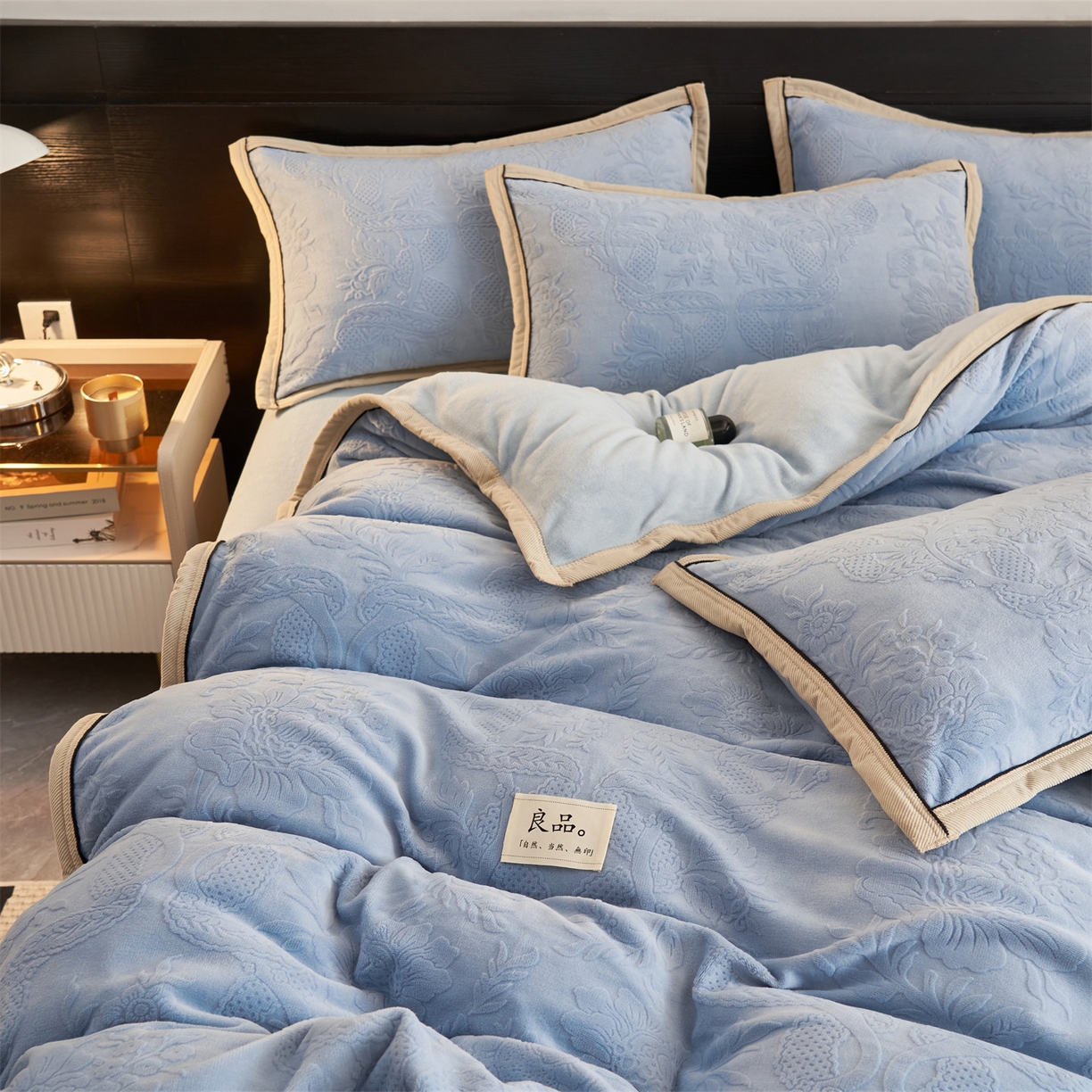 91家纺网 家纺一手货源 找家纺 恒爱家纺 2025新款牛奶绒纯色烂花四件套 雾绕山岚-天蓝