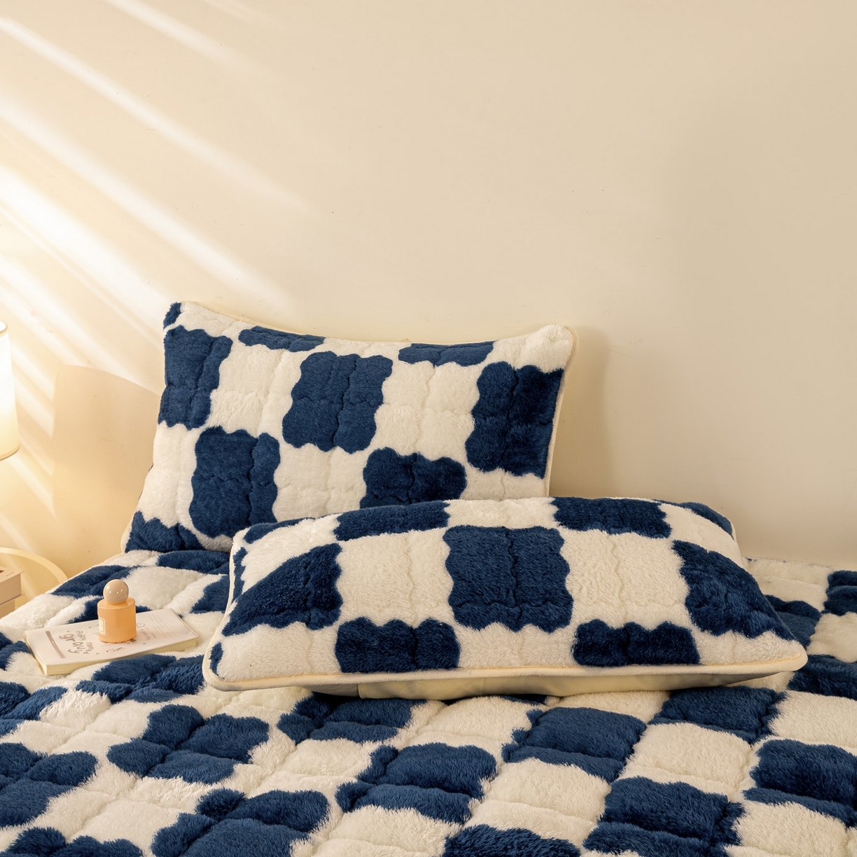 91家纺网 家纺一手货源 找家纺 眠势力 2025新款北极绒床垫加绒牛奶绒床褥子秋冬保暖珊瑚绒夹棉床护垫 棋盘格-海幽蓝