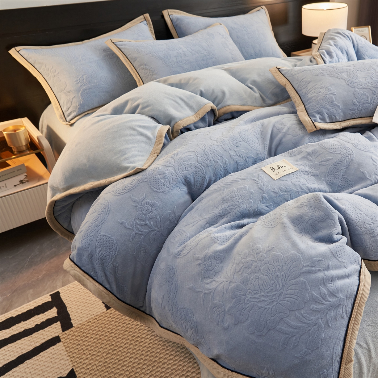 91家纺网 家纺一手货源 找家纺 恒爱家纺 2025新款牛奶绒纯色烂花四件套 雾绕山岚-天蓝