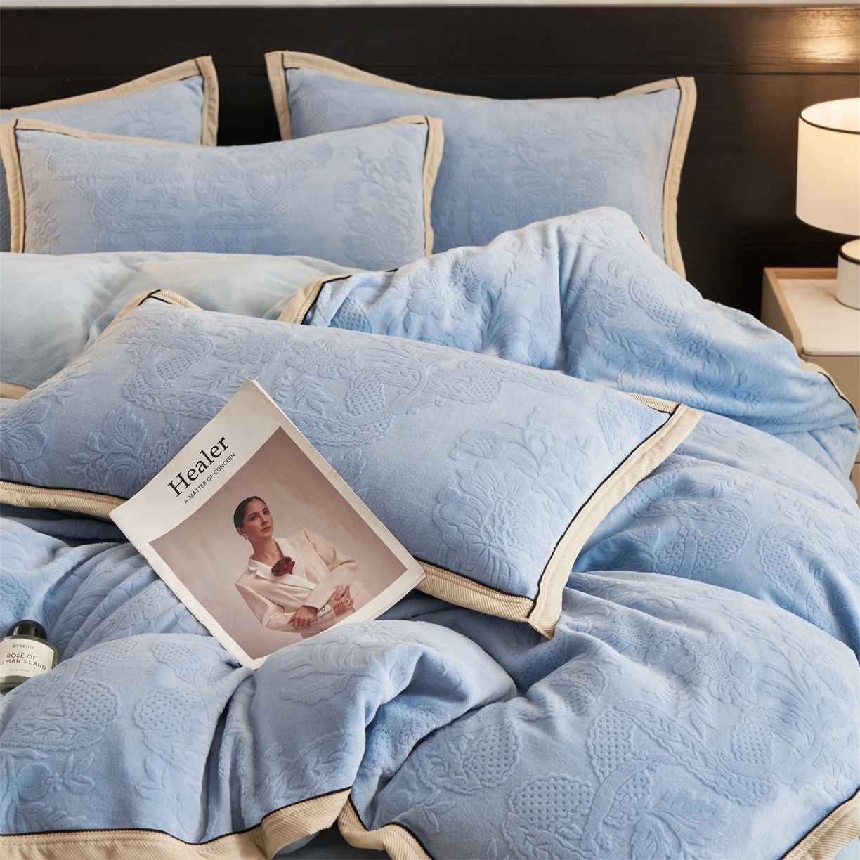 91家纺网 家纺一手货源 找家纺 恒爱家纺 2025新款牛奶绒纯色烂花四件套 雾绕山岚-天蓝