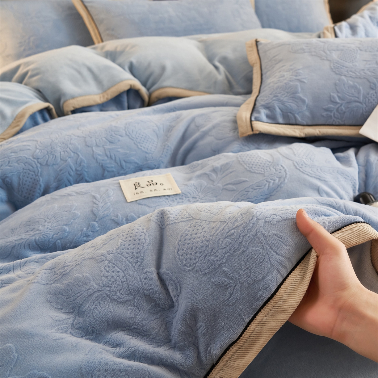91家纺网 家纺一手货源 找家纺 恒爱家纺 2025新款牛奶绒纯色烂花四件套 雾绕山岚-天蓝