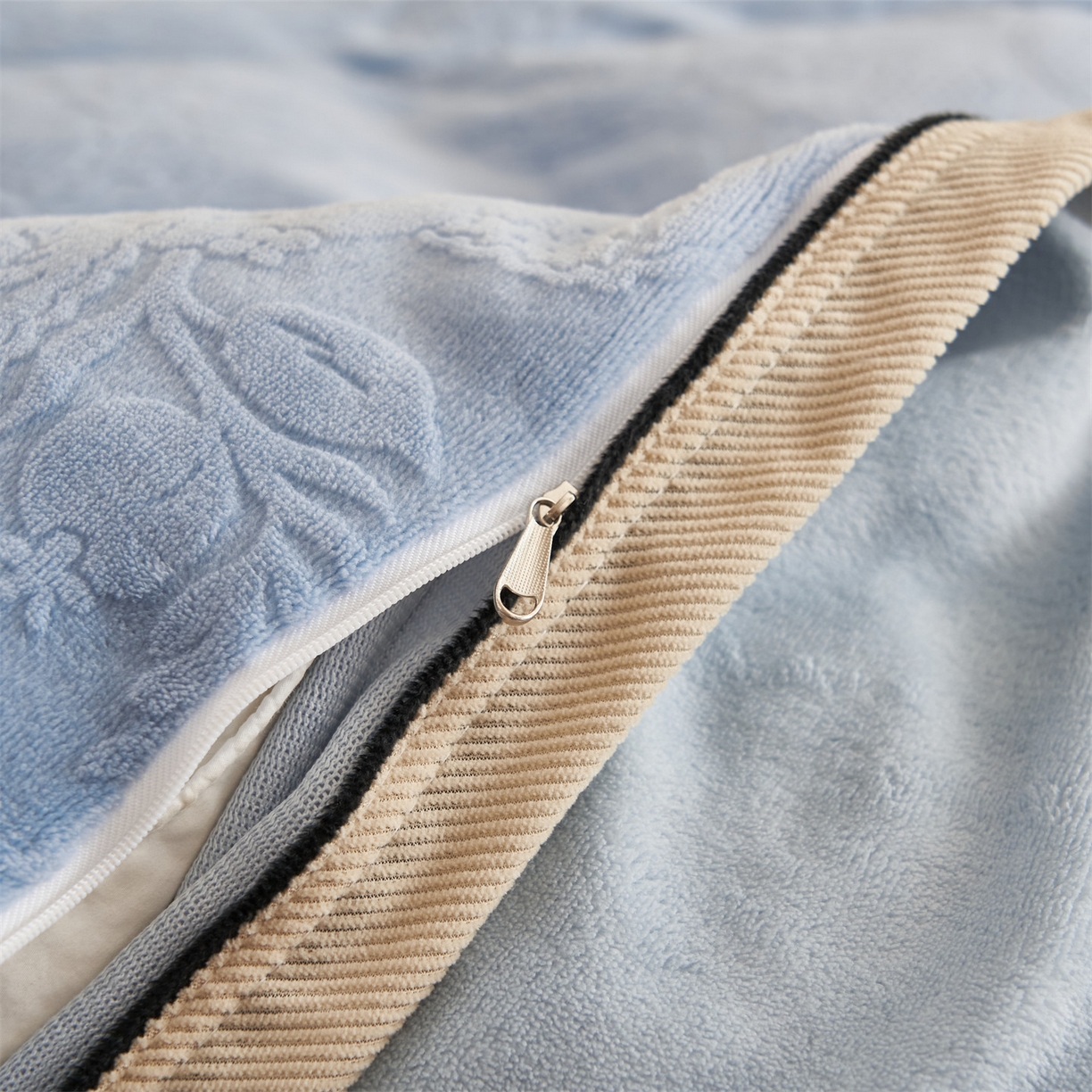 91家纺网 家纺一手货源 找家纺 恒爱家纺 2025新款牛奶绒纯色烂花四件套 雾绕山岚-天蓝