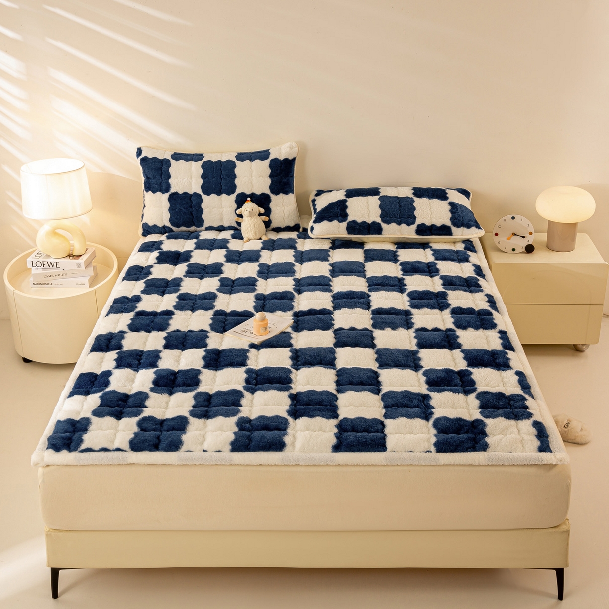 91家纺网 家纺一手货源 找家纺 眠势力 2025新款北极绒床垫加绒牛奶绒床褥子秋冬保暖珊瑚绒夹棉床护垫 棋盘格-海幽蓝