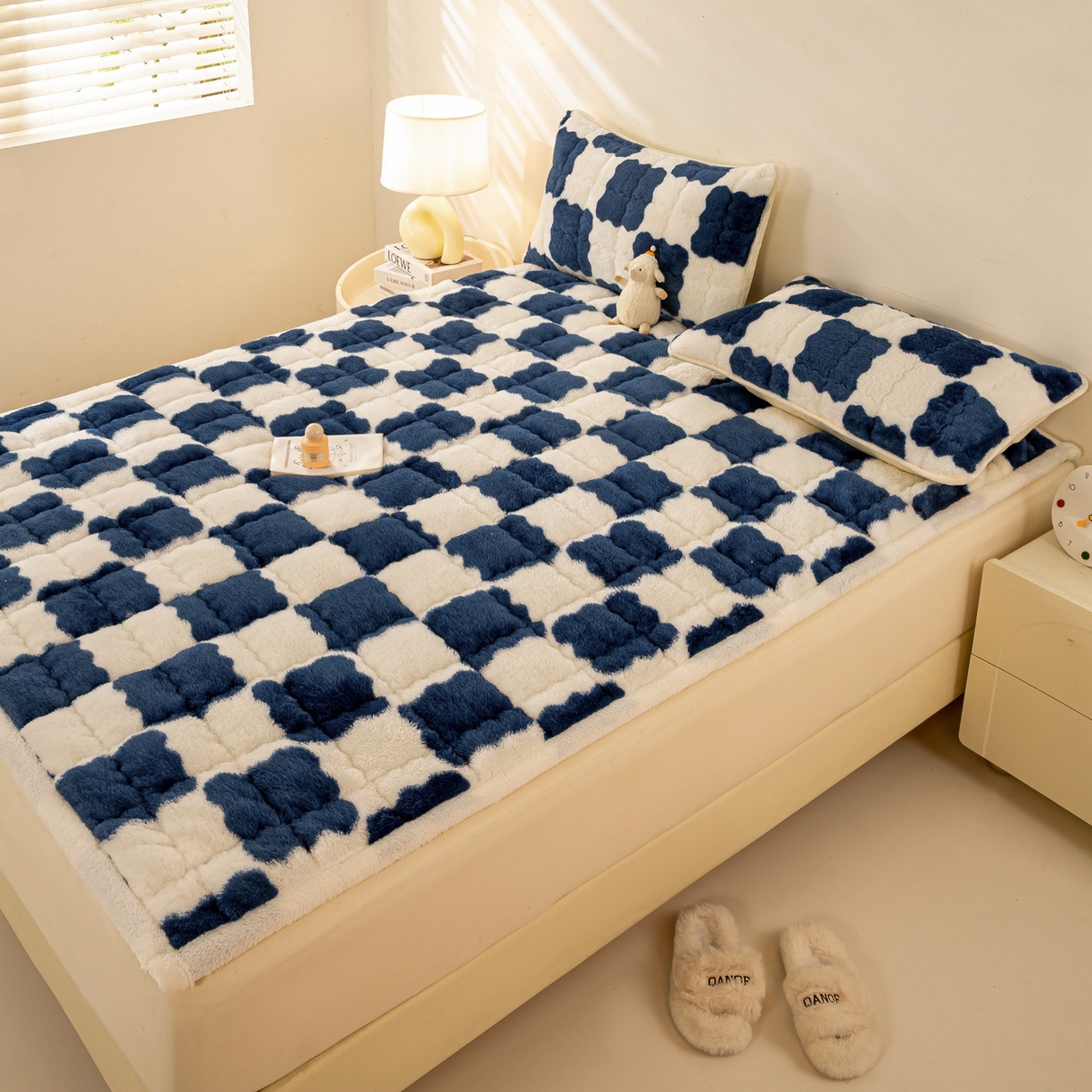 91家纺网 家纺一手货源 找家纺 眠势力 2025新款北极绒床垫加绒牛奶绒床褥子秋冬保暖珊瑚绒夹棉床护垫 棋盘格-海幽蓝