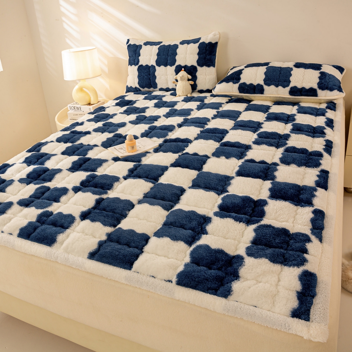 91家纺网 家纺一手货源 找家纺 眠势力 2025新款北极绒床垫加绒牛奶绒床褥子秋冬保暖珊瑚绒夹棉床护垫 棋盘格-海幽蓝