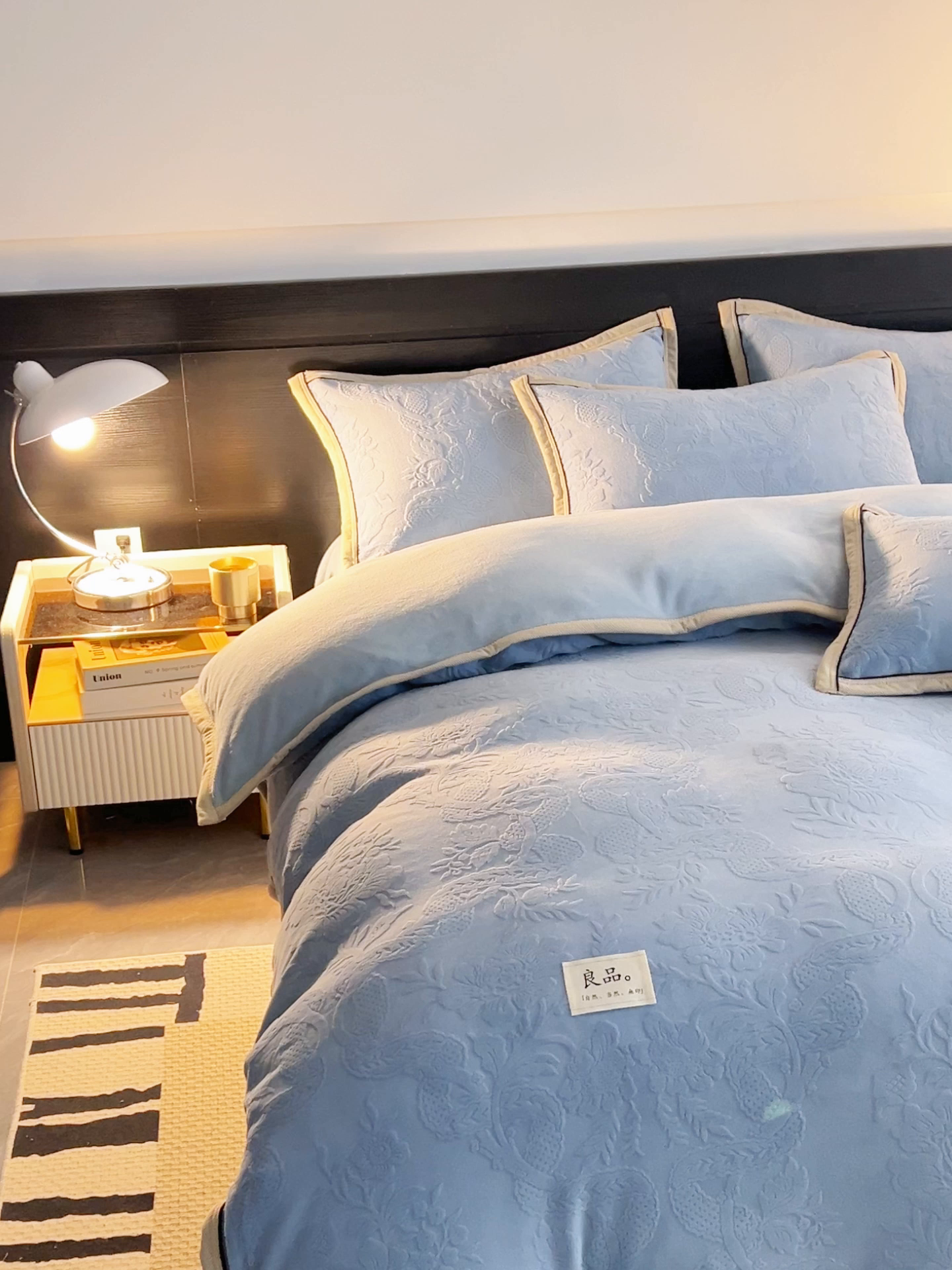 91家纺网 家纺一手货源 找家纺 恒爱家纺 2025新款牛奶绒纯色烂花四件套 雾绕山岚-天蓝