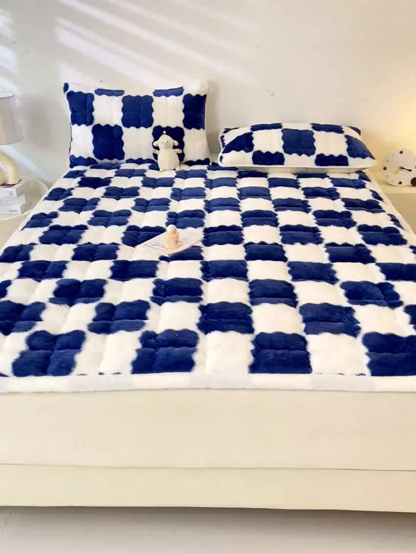 91家纺网 家纺一手货源 找家纺 眠势力 2025新款北极绒床垫加绒牛奶绒床褥子秋冬保暖珊瑚绒夹棉床护垫 棋盘格-海幽蓝