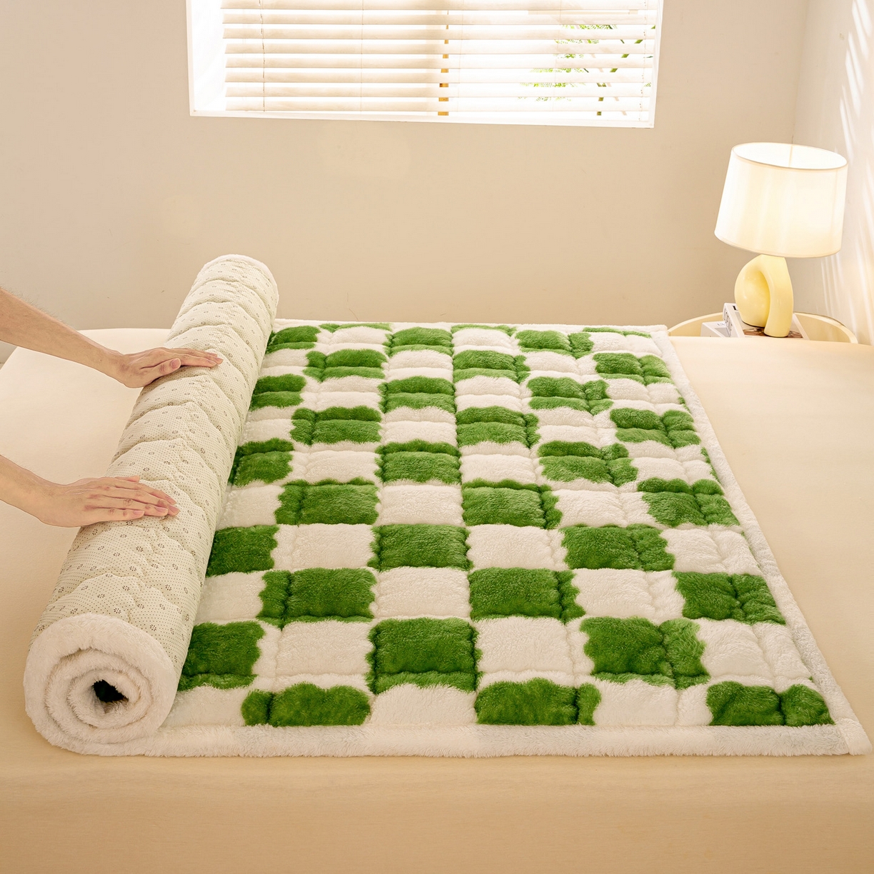 91家纺网 家纺一手货源 找家纺 眠势力 2025新款北极绒床垫加绒牛奶绒床褥子秋冬保暖珊瑚绒夹棉床护垫 棋盘格-嫩绿