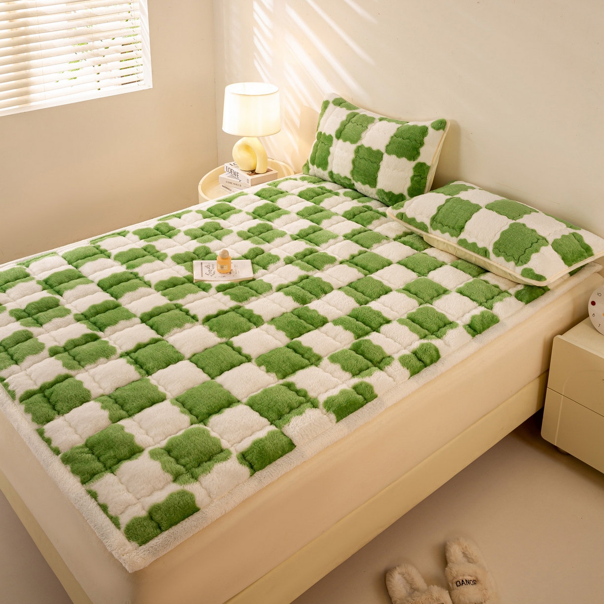 91家纺网 家纺一手货源 找家纺 眠势力 2025新款北极绒床垫加绒牛奶绒床褥子秋冬保暖珊瑚绒夹棉床护垫 棋盘格-嫩绿