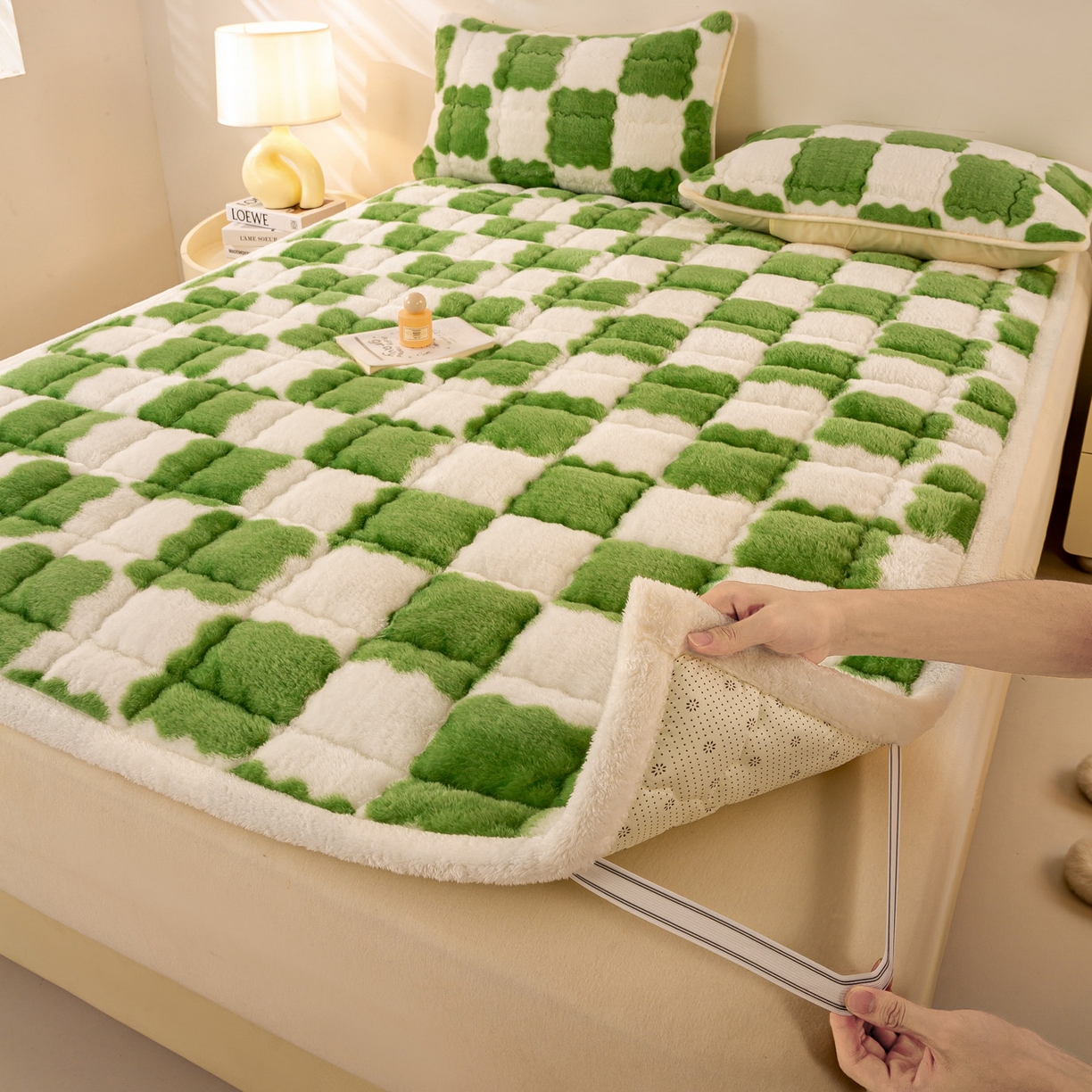 91家纺网 家纺一手货源 找家纺 眠势力 2025新款北极绒床垫加绒牛奶绒床褥子秋冬保暖珊瑚绒夹棉床护垫 棋盘格-嫩绿
