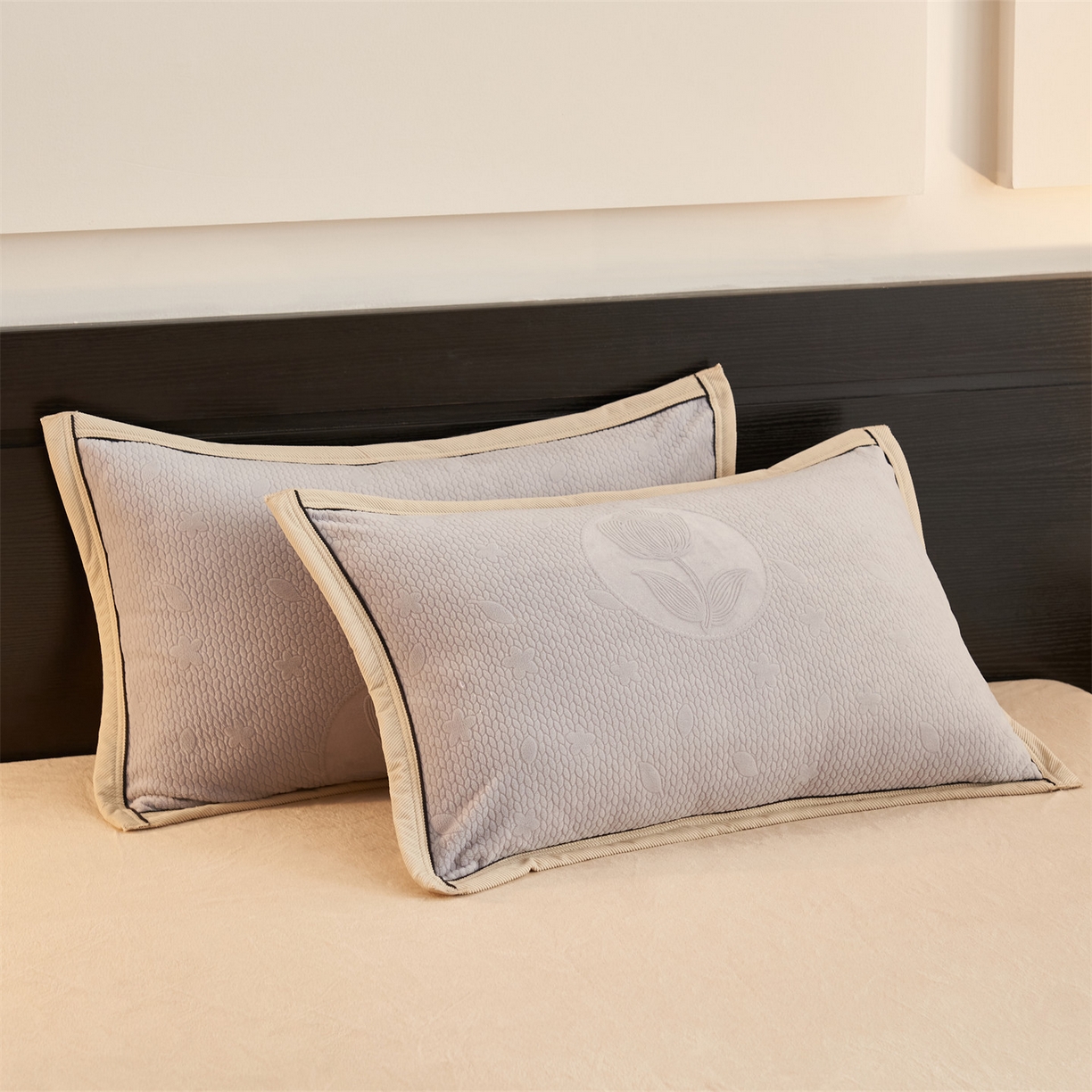 91家纺网 家纺一手货源 找家纺 恒爱家纺 2025新款牛奶绒纯色烂花四件套 郁金香-灰