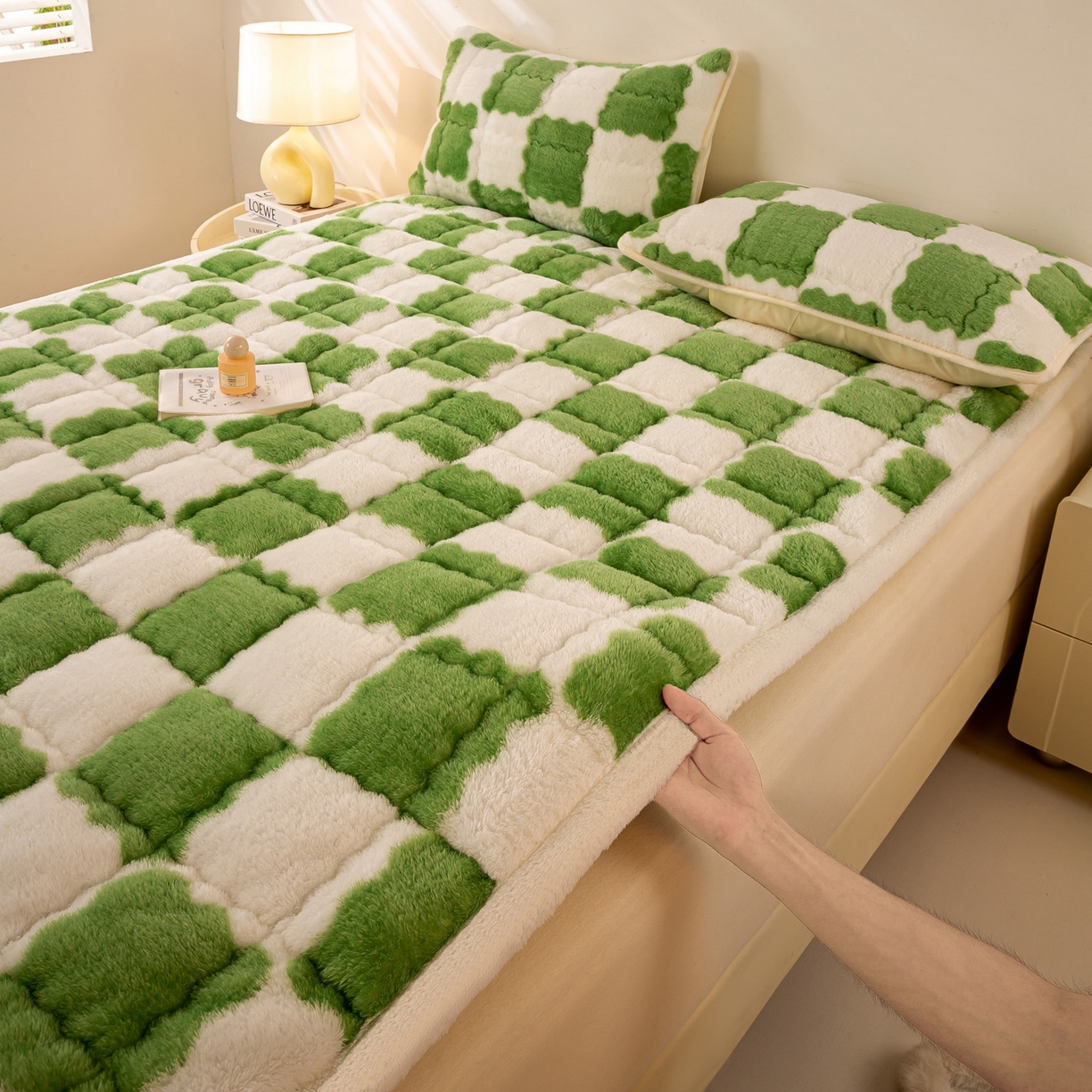 91家纺网 家纺一手货源 找家纺 眠势力 2025新款北极绒床垫加绒牛奶绒床褥子秋冬保暖珊瑚绒夹棉床护垫 棋盘格-嫩绿
