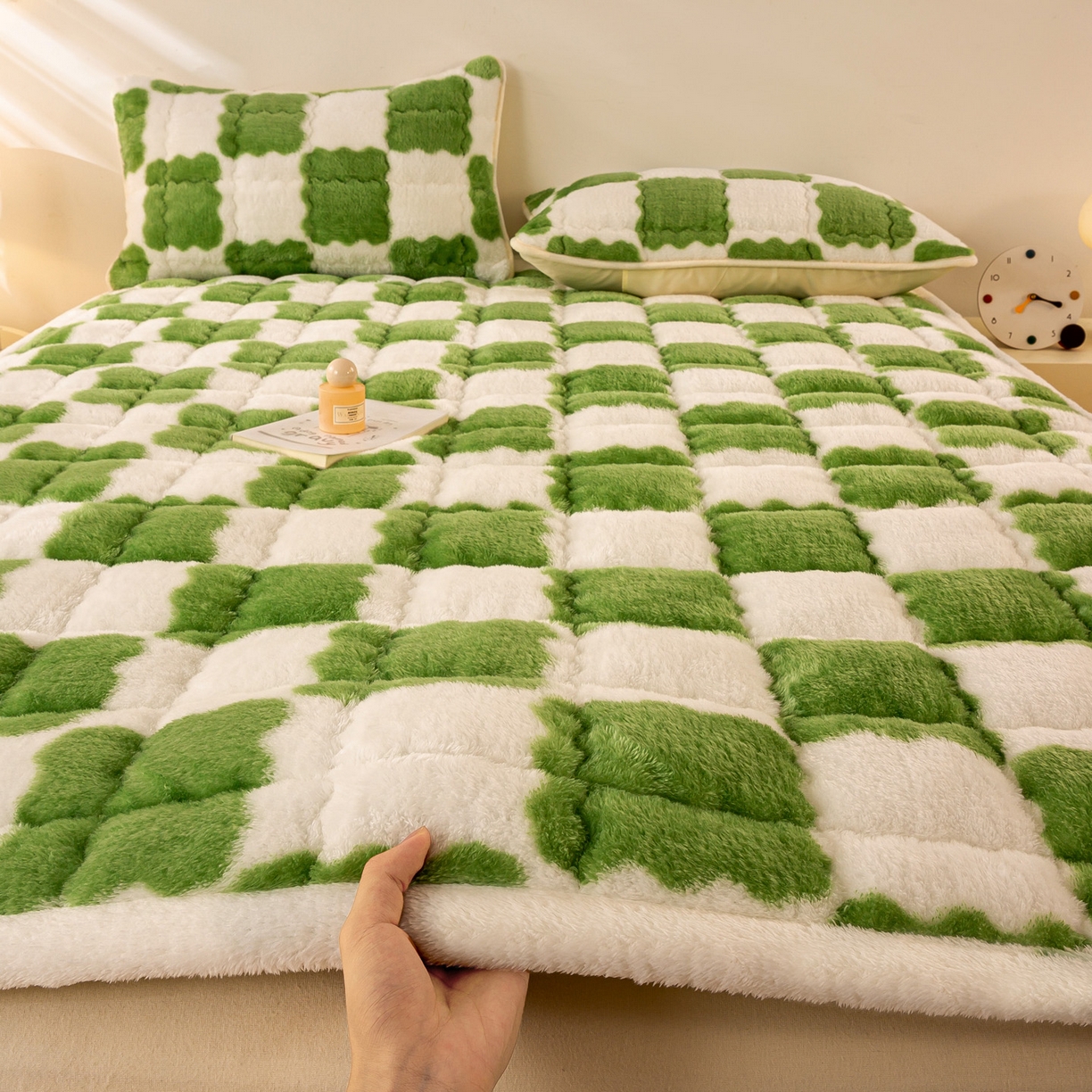91家纺网 家纺一手货源 找家纺 眠势力 2025新款北极绒床垫加绒牛奶绒床褥子秋冬保暖珊瑚绒夹棉床护垫 棋盘格-嫩绿