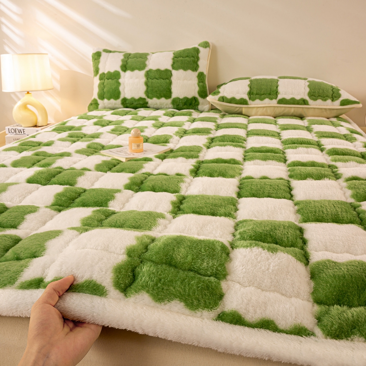 91家纺网 家纺一手货源 找家纺 眠势力 2025新款北极绒床垫加绒牛奶绒床褥子秋冬保暖珊瑚绒夹棉床护垫 棋盘格-嫩绿