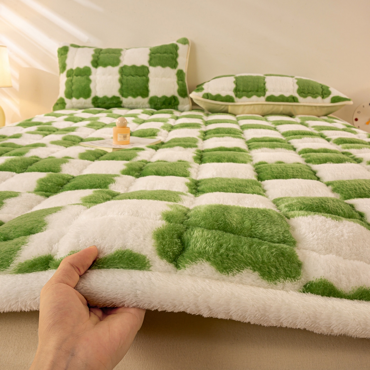 91家纺网 家纺一手货源 找家纺 眠势力 2025新款北极绒床垫加绒牛奶绒床褥子秋冬保暖珊瑚绒夹棉床护垫 棋盘格-嫩绿