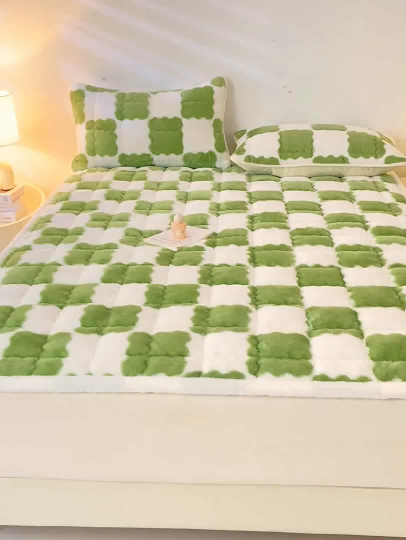 91家纺网 家纺一手货源 找家纺 眠势力 2025新款北极绒床垫加绒牛奶绒床褥子秋冬保暖珊瑚绒夹棉床护垫 棋盘格-嫩绿