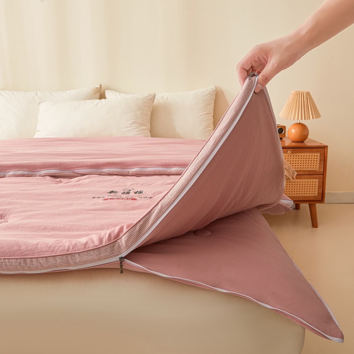 91家纺网 家纺一手货源 找家纺 逸居家纺 2025新款A类水洗棉立体边新疆棉花被子母被 新疆棉花子母被 温柔粉