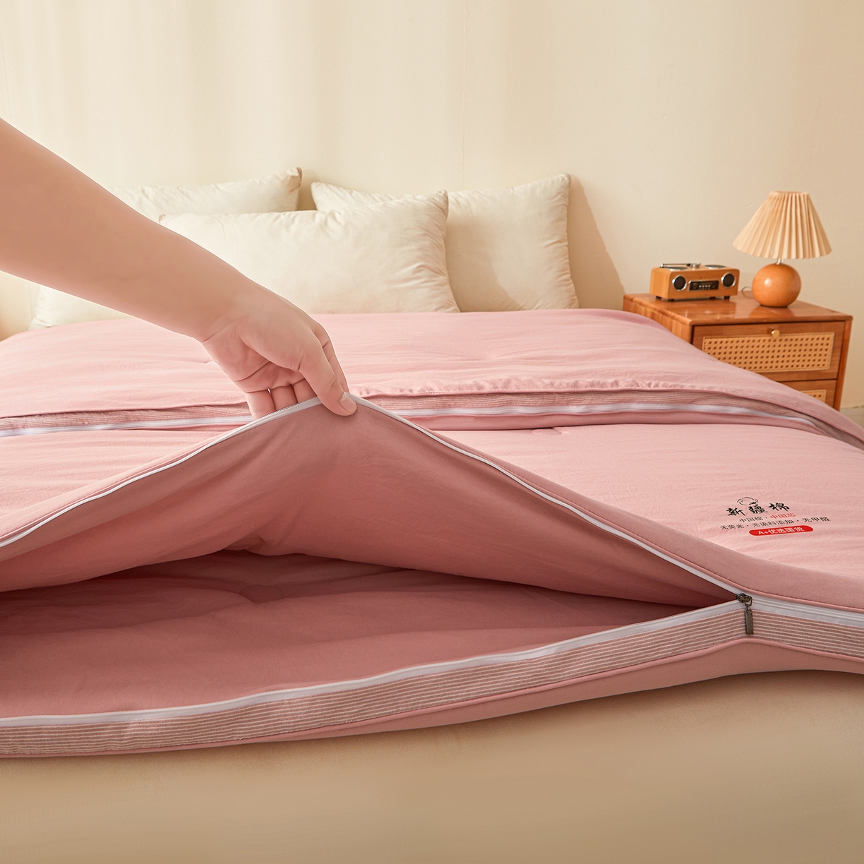 91家纺网 家纺一手货源 找家纺 逸居家纺 2025新款A类水洗棉立体边新疆棉花被子母被 新疆棉花子母被 温柔粉