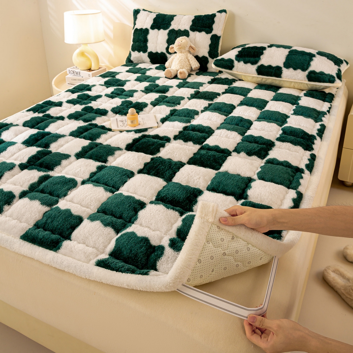 91家纺网 家纺一手货源 找家纺 眠势力 2025新款北极绒床垫加绒牛奶绒床褥子秋冬保暖珊瑚绒夹棉床护垫 棋盘格-青草绿