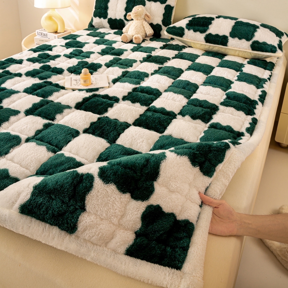 91家纺网 家纺一手货源 找家纺 眠势力 2025新款北极绒床垫加绒牛奶绒床褥子秋冬保暖珊瑚绒夹棉床护垫 棋盘格-青草绿