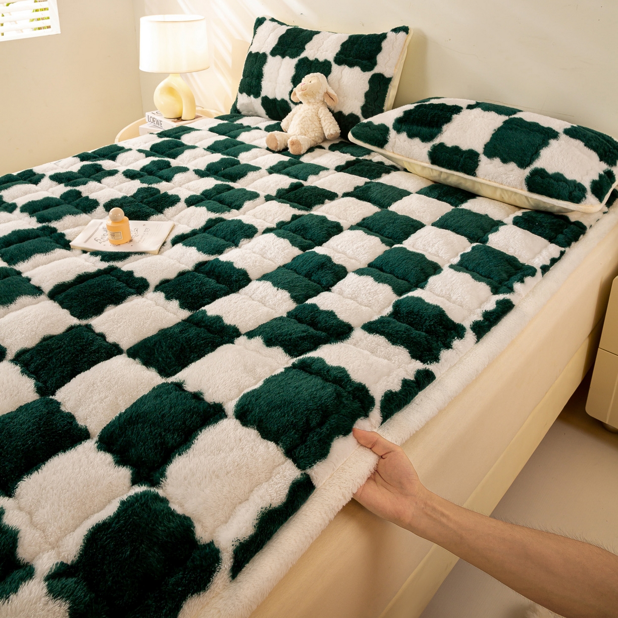 91家纺网 家纺一手货源 找家纺 眠势力 2025新款北极绒床垫加绒牛奶绒床褥子秋冬保暖珊瑚绒夹棉床护垫 棋盘格-青草绿