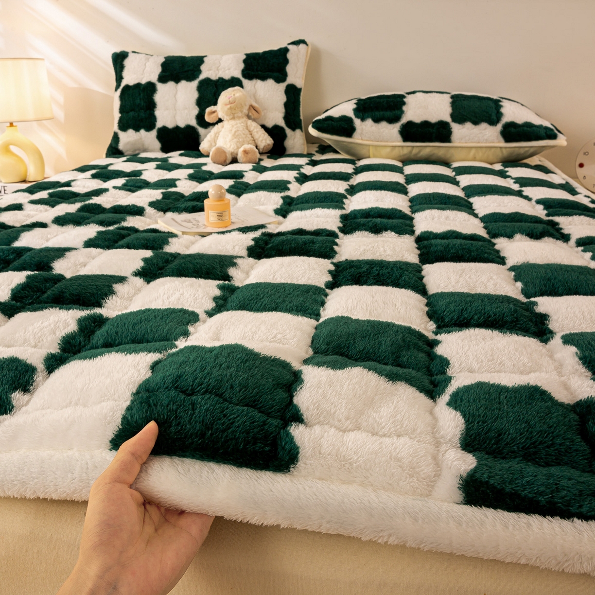 91家纺网 家纺一手货源 找家纺 眠势力 2025新款北极绒床垫加绒牛奶绒床褥子秋冬保暖珊瑚绒夹棉床护垫 棋盘格-青草绿