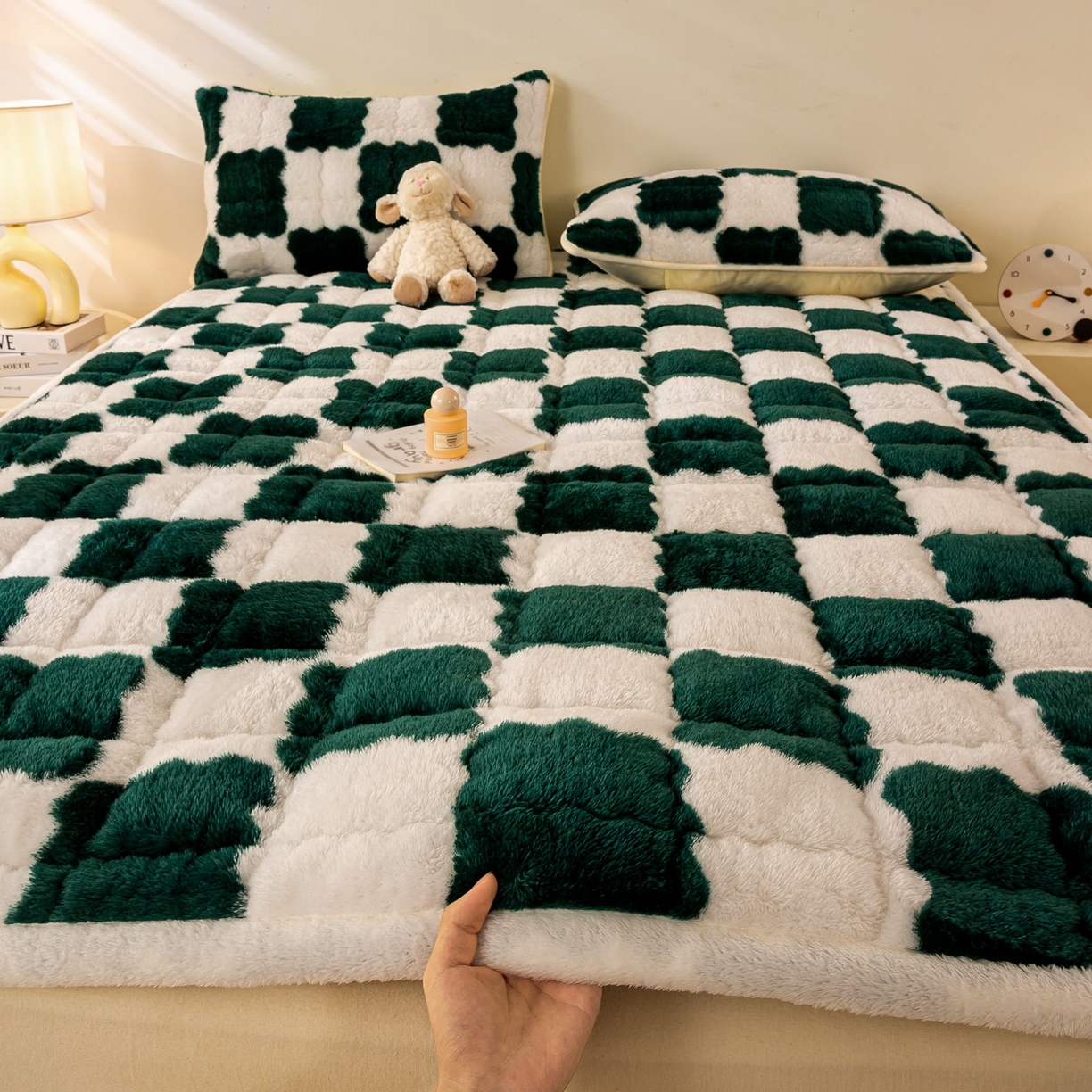 91家纺网 家纺一手货源 找家纺 眠势力 2025新款北极绒床垫加绒牛奶绒床褥子秋冬保暖珊瑚绒夹棉床护垫 棋盘格-青草绿