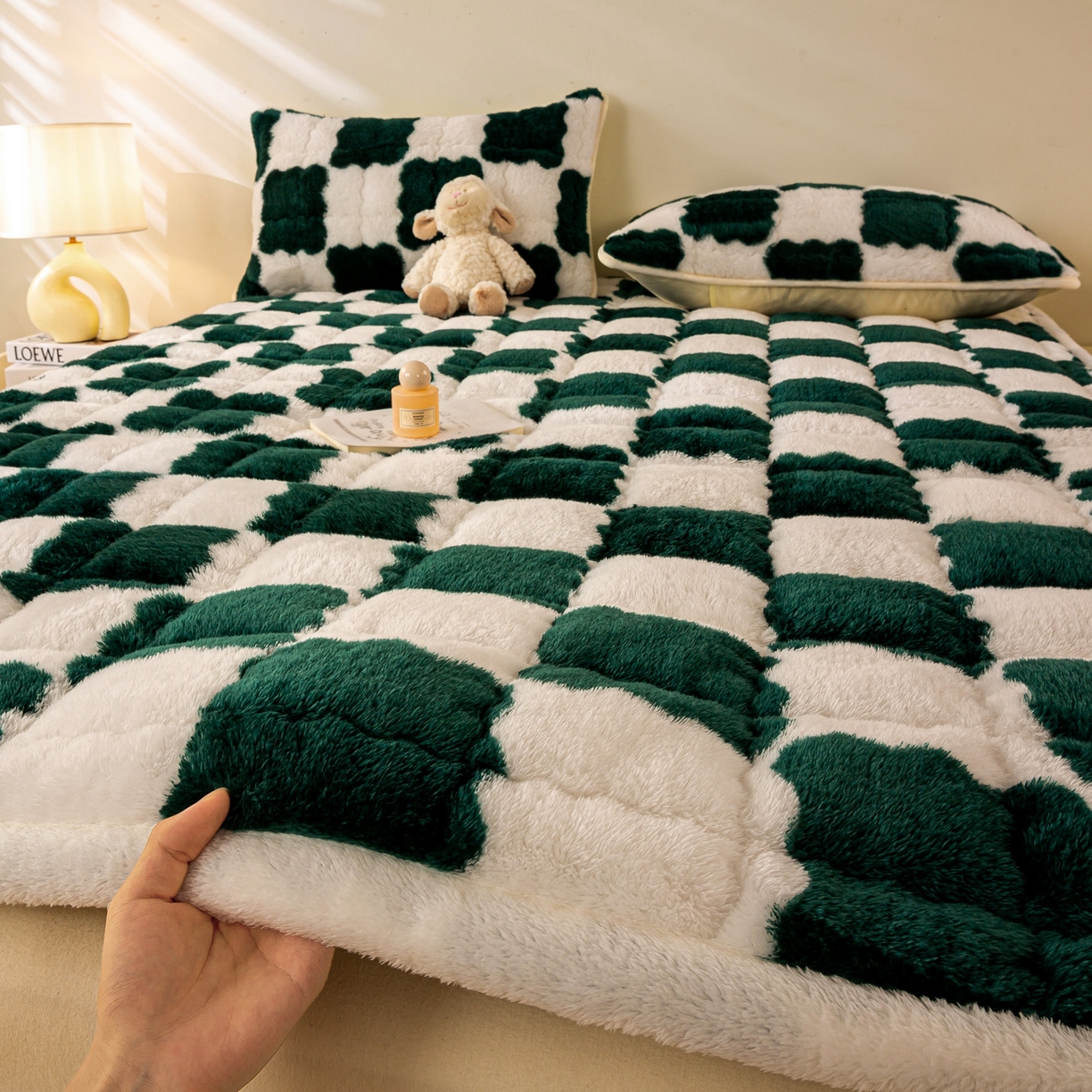 91家纺网 家纺一手货源 找家纺 眠势力 2025新款北极绒床垫加绒牛奶绒床褥子秋冬保暖珊瑚绒夹棉床护垫 棋盘格-青草绿